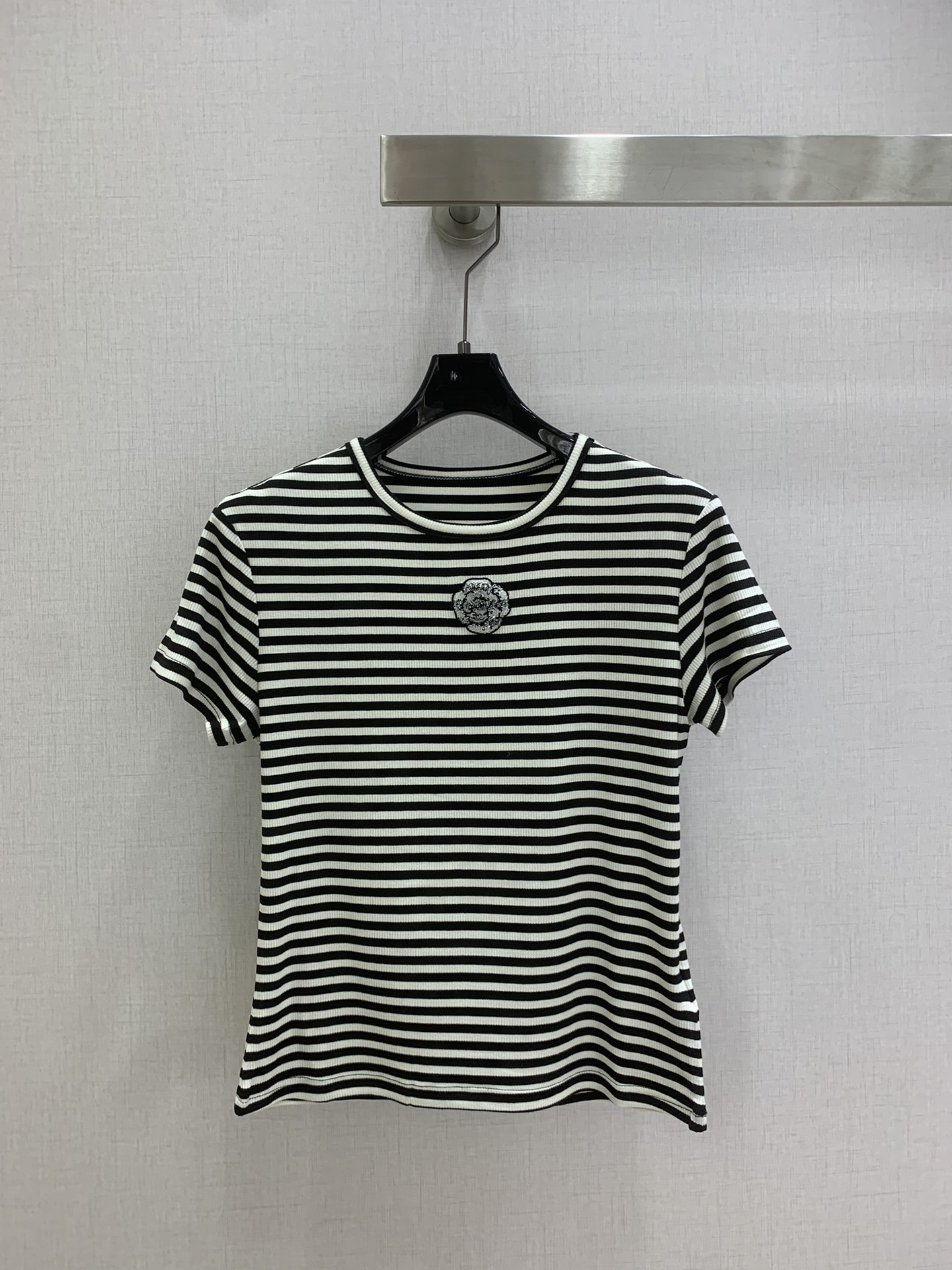 NO:712941,Highly recommended 26 early spring new camellia beaded short-sleeved T-shirt  The simple and elegant little T is the universal formula for dressing up. The camellia embroidery on the chest hides small details. The hand-stitched glass beads on the embroidery make the camellia more layered and three-dimensional. It is very delicate and makes the basic style jump out of mediocrity. Whether worn alone or layered, it can have a sense of daily luxury. This version is excellent, the high-elastic fabric fits well but is not tight, and the upper body is invincibly slim. The striped fabric has its own texture, and the plain color is easy to match. It is versatile and just needs three colors.  SML code high quality AB,,T-shirt,tees,t-shirt,19860909强烈推荐 26早春新款 山茶花钉珠短袖T恤 简约大气的小T是穿搭的万能公式,胸口的山茶花刺绣藏着小细节,刺绣上面手缝玻璃珠,让山茶花更有层次立体感,非常精致,让基础款跳出平庸,不管单穿还是叠穿,都能拿捏日常高级感.这款版型很绝,高弹的面料合身不紧身,上身无敌显瘦.条纹面料自带肌理感,莱赛尔天丝面料,素色的不挑搭配,百搭刚需 三个色 SML码 高品质AB,,T-shirt,tees，t-shirt,,Women's clothing