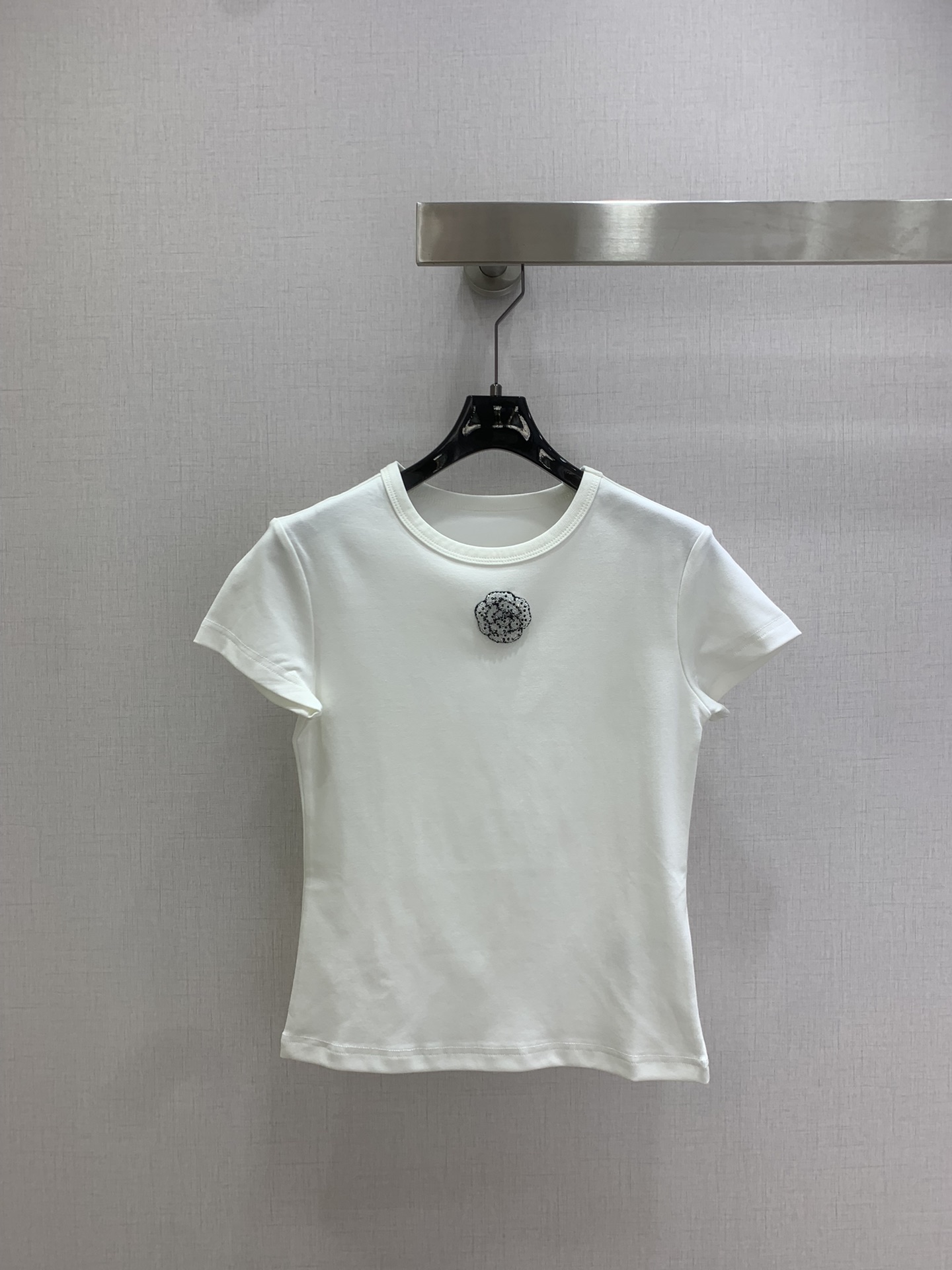 NO:712947,Highly recommended 26 early spring new camellia beaded short-sleeved T-shirt  The simple and elegant little T is the universal formula for dressing up. The camellia embroidery on the chest hides small details. The hand-stitched glass beads on the embroidery make the camellia more layered and three-dimensional. It is very delicate and makes the basic style jump out of mediocrity. Whether worn alone or layered, it can have a sense of daily luxury. This version is excellent, the high-elastic fabric fits well but is not tight, and the upper body is invincibly slim. The striped fabric has its own texture, and the plain color is easy to match. It is versatile and just needs three colors.  SML code high quality ABC,,T-shirt,tees,t-shirt,19860909强烈推荐 26早春新款 山茶花钉珠短袖T恤 简约大气的小T是穿搭的万能公式,胸口的山茶花刺绣藏着小细节,刺绣上面手缝玻璃珠,让山茶花更有层次立体感,非常精致,让基础款跳出平庸,不管单穿还是叠穿,都能拿捏日常高级感.这款版型很绝,高弹的面料合身不紧身,上身无敌显瘦.条纹面料自带肌理感,莱赛尔天丝面料,素色的不挑搭配,百搭刚需 三个色 SML码 高品质ABC,,T-shirt,tees，t-shirt,,Women's clothing