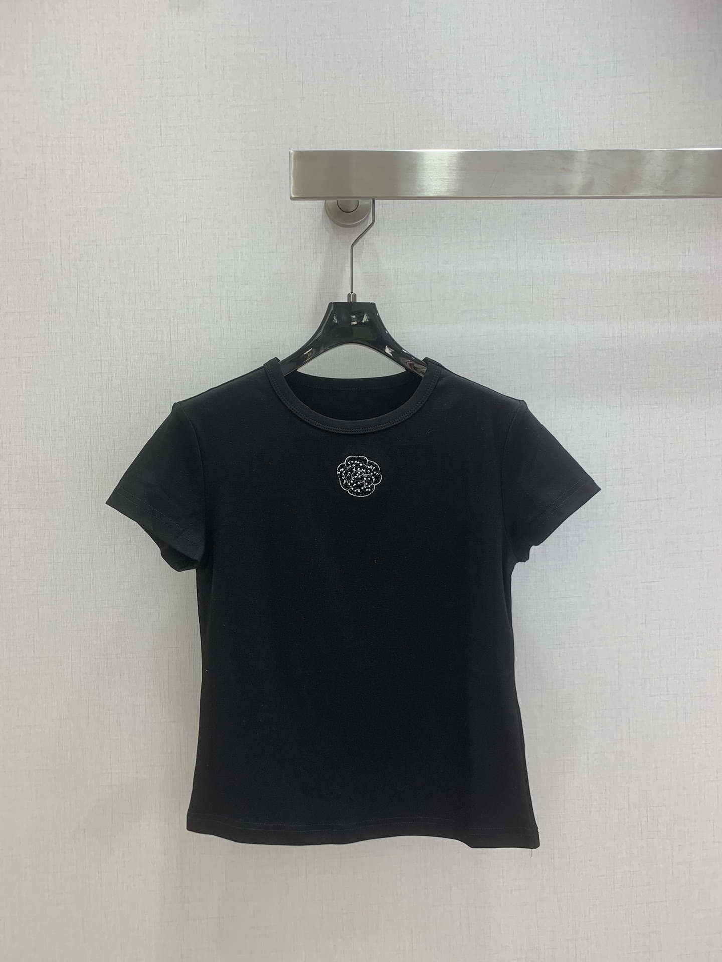 NO:712953,Highly recommended 26 early spring new camellia beaded short-sleeved T-shirt  The simple and elegant little T is the universal formula for dressing up. The camellia embroidery on the chest hides small details. The hand-stitched glass beads on the embroidery make the camellia more layered and three-dimensional. It is very delicate and makes the basic style jump out of mediocrity. Whether worn alone or layered, it can have a sense of daily luxury. This version is excellent, the high-elastic fabric fits well but is not tight, and the upper body is invincibly slim. The striped fabric has its own texture, and the plain color is easy to match. It is versatile and just needs three colors.  SML code high quality ABC,,T-shirt,tees,t-shirt,19860909强烈推荐 26早春新款 山茶花钉珠短袖T恤 简约大气的小T是穿搭的万能公式,胸口的山茶花刺绣藏着小细节,刺绣上面手缝玻璃珠,让山茶花更有层次立体感,非常精致,让基础款跳出平庸,不管单穿还是叠穿,都能拿捏日常高级感.这款版型很绝,高弹的面料合身不紧身,上身无敌显瘦.条纹面料自带肌理感,莱赛尔天丝面料,素色的不挑搭配,百搭刚需 三个色 SML码 高品质ABC,,T-shirt,tees，t-shirt,,Women's clothing