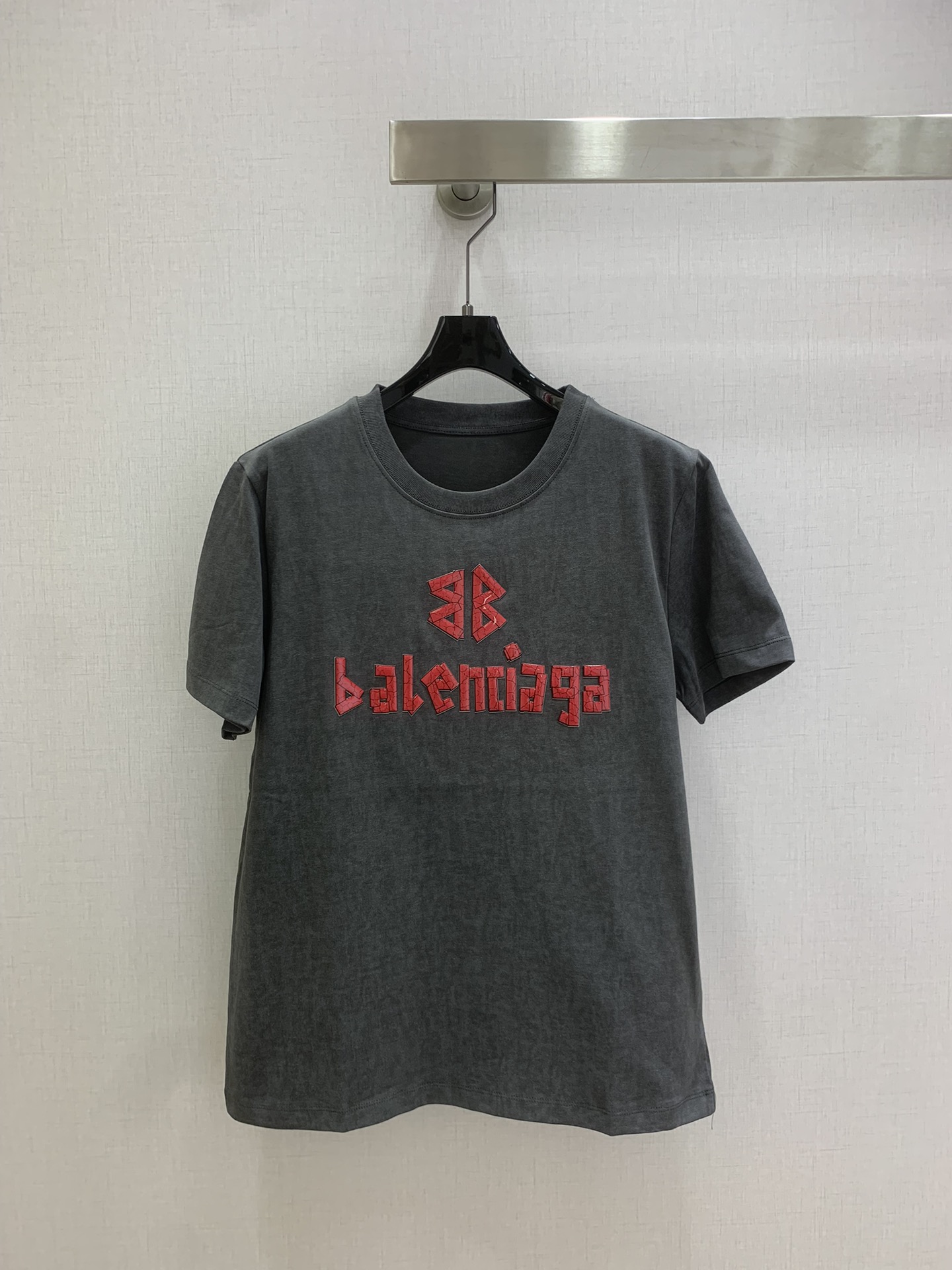 NO:712954,Highly recommended for the early spring of 26, the new letter-printed short-sleeved T-shirt is very fashionable. The logo with a jelly crack texture is very high-end. The charcoal gray tone of heavy wash water hits the red letters, giving it a cool atmosphere!  The loose fit is not flattering on your figure, and can be worn alone or layered to look fashionable. Two colors, SML code, high quality ABC, T-shirt, tees, t-shirt,19860909强烈推荐 26早春新款 字母印花短袖T恤 很时髦的一款,果冻裂纹质感的logo标识很高级,重洗水的炭灰色调撞上红纹字母,潮酷氛围感拉满！宽松版型不挑身材,单穿叠搭轻松穿出时髦范 两个色 SML码 高品质ABC,,T-shirt,tees，t-shirt,,Women's clothing