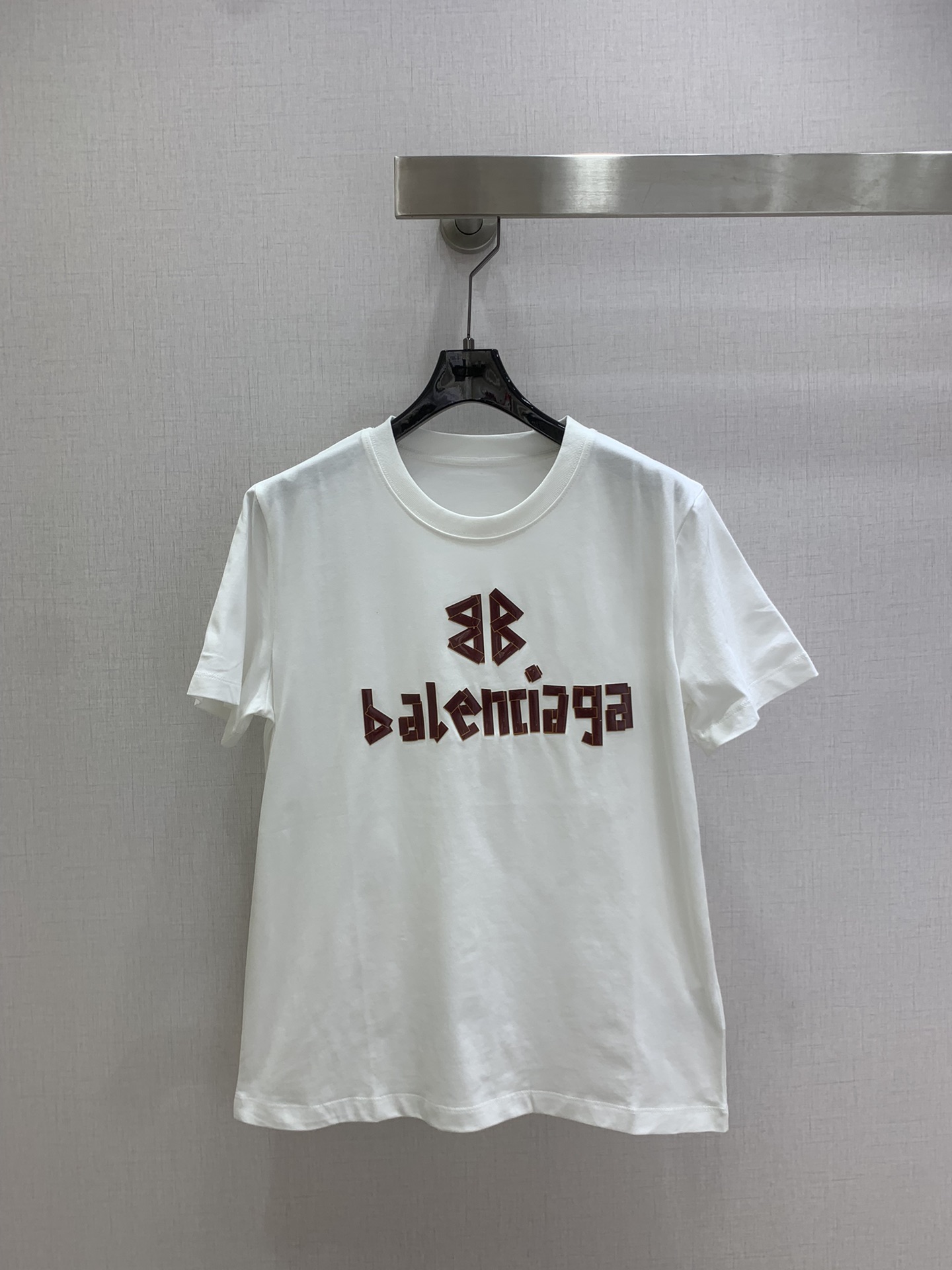 NO:712958,Highly recommended for the early spring of 26, the new letter-printed short-sleeved T-shirt is very fashionable. The logo with a jelly crack texture is very high-end. The charcoal gray tone of heavy wash water hits the red letters, giving it a cool atmosphere!  The loose fit is not flattering on your figure, and can be worn alone or layered to look fashionable. Two colors, SML code, high quality ABC, T-shirt, tees, t-shirt,19860909强烈推荐 26早春新款 字母印花短袖T恤 很时髦的一款,果冻裂纹质感的logo标识很高级,重洗水的炭灰色调撞上红纹字母,潮酷氛围感拉满！宽松版型不挑身材,单穿叠搭轻松穿出时髦范 两个色 SML码 高品质ABC,,T-shirt,tees，t-shirt,,Women's clothing