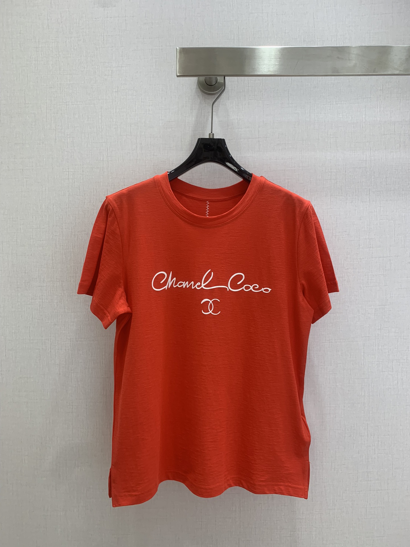 NO:712962,Highly recommended 26 early spring new flocked logo short-sleeved T-shirt  The smooth Xiaoxiang coco art signature logo adopts three-dimensional flocking technology. The red and white contrasting colors are super eye-catching, bright and French elegance. The embroidered 'shrimp line' on the back adds a sense of sophistication, making the upper body look slim and fashionable. The unique strong-twisted fabric has good drape, is wrinkle-resistant and wear-resistant, and is very easy to take care of daily.  , the high-twist yarn is thinner and more tough, it is thin and more abrasive than ordinary yarn, and it is not stuffy when worn close to the body. It is a high-end luxury fabric used by first-line brands. The basic version is very practical, and the small slits on both sides are more suitable for a variety of outfits. The exclusively customized bright red is bright but not vulgar, and the upper body is invincibly white.  Two colors SML code high quality AB, T-shirt, tees, t-shirt,19860909强烈推荐 26早春新款 植绒logo短袖T恤 流畅的小香coco艺术签字logo采用立体植绒工艺,红白撞色超吸睛的,明艳又不失法式优雅.后背的刺绣“虾线”增添精致感,上身显瘦又时髦.独特的强捻面料悬垂性好,抗皱耐磨,日常非常好打理,高捻度的纱线更细又更有韧性,轻薄的同时又比普通纱线更具磨损性,贴身穿不闷热,一线大牌用的高奢面料.基础的版型很实穿,两侧小开叉更具加适配多种穿搭,独家定制的大红,艳而不俗,上身无敌显白 两个色 SML码 高品质AB,,T-shirt,tees，t-shirt,,Women's clothing