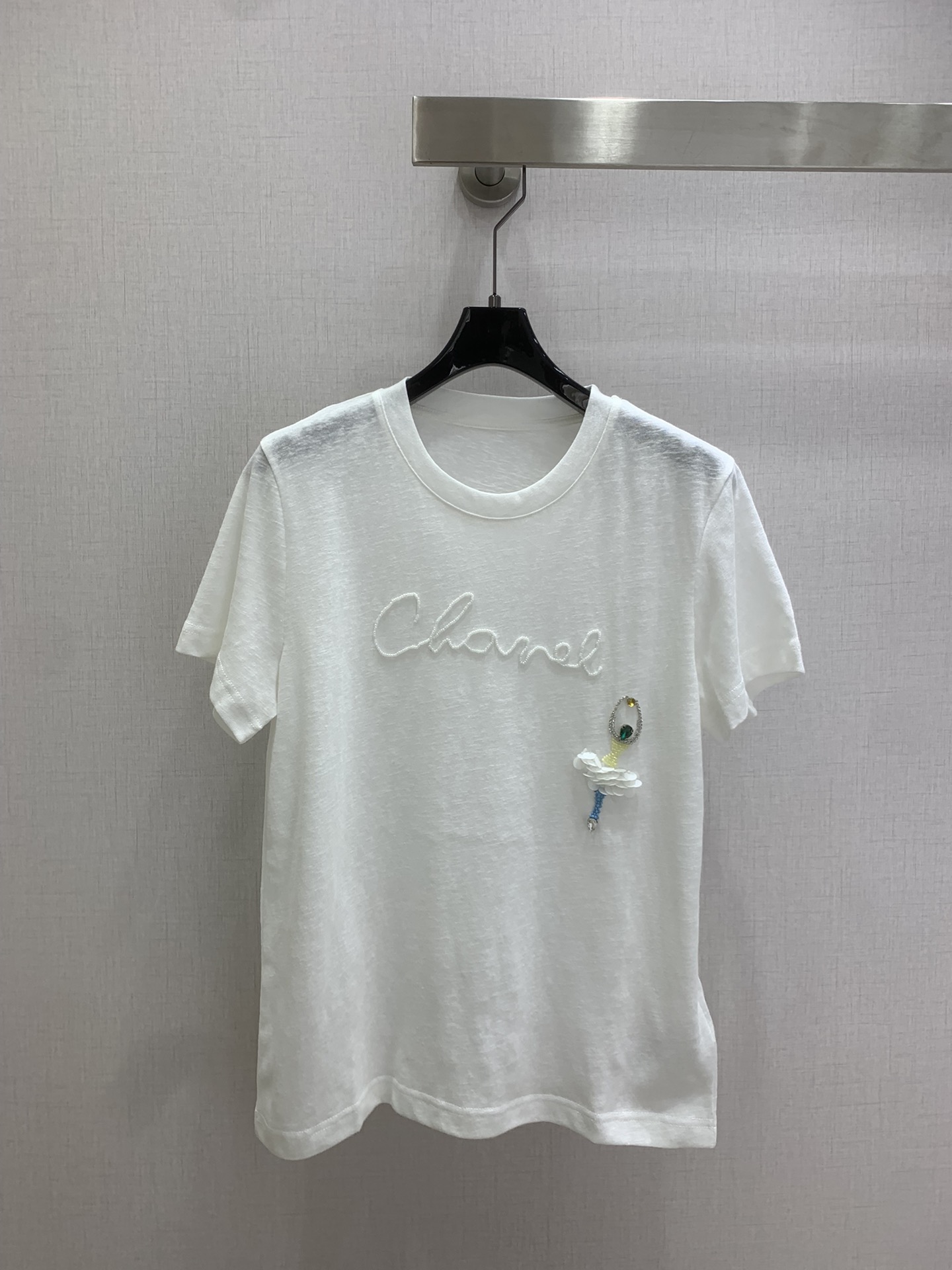 NO:712972,Highly recommended 26 early spring new style rhinestone sequin letter short-sleeved T-shirt Xiaoxiang second-hand series ballet girls are very pink with this set of colors purple yellow  The four colors of white are like packing all spring candies. The English hand-beaded letters of the Xiaoxiang logo are smart and delicate. The ballet girl next to her is hand-sewn with sequins, rhinestones and colorful beads. It is as romantic as hiding a fairy tale. The color is low-key and high-end, and the details are heart-breaking. The cool Tencel linen fabric, the texture of linen and cotton is very high-end, the basic version is very practical, and it can be matched casually, and it can easily create a relaxed and sweet cool atmosphere. Four colors SML code  High quality ABC,,T-shirt,tees,t-shirt,19860909强烈推荐 26早春新款 水钻亮片字母短袖T恤 小香中古系列芭蕾女孩被这组颜色狠狠拿捏粉 紫 黄 白四色像把春日的糖果全打包.小香logo英文手工钉珠字母灵动精致,旁边的芭蕾女孩采用亮片、水钻和彩色珠子手工缝制而成,浪漫得像藏了童话,配色低调高级,细节满到戳心.自带凉感的天丝亚麻面料,麻棉的肌理感很高级,基础的版型很实穿,随便搭配,轻松穿出松弛又甜酷的氛围感 四个色 SML码 高品质ABC,,T-shirt,tees，t-shirt,,Women's clothing