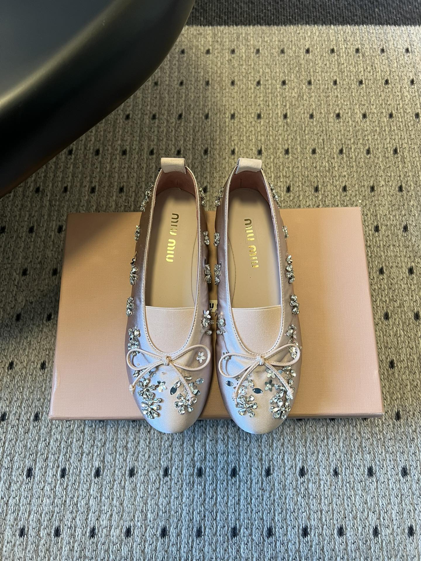 NO:722834,Top quality Miu Mi*26ss early spring new rhinestone ballet flats continue the classic ballet flats shape, with a round toe + shallow mouth design to fit the foot shape. The toe and shoe body are decorated with three-dimensional crystal flowers and bows. The sweet elements are combined with the elegant shoe shape to create a girlish and refined style;  The flat design takes into account comfort and is suitable for casual and elegant scenes such as daily commuting and dating. The crystal flowers are hand-inlaid, and the bows are three-dimensionally wrinkled. The details are exquisite, and the bling of the crystals contrasts with the matte upper. Silk upper, sheepskin lining, rubber outsole, size 35-41 (customized sizes 40 and 41 are non-refundable), heel height 2cm, ballet shoes, miumiu, flats, sheepskin, real silk19860909顶级品质 Miu Mi*26ss早春新品水钻芭蕾平底鞋 延续经典芭蕾平底鞋版型,圆头+浅口设计贴合脚型,鞋头与鞋身装饰立体水晶花朵及蝴蝶结,甜美元素与优雅鞋型结合,打造少女感与精致感兼具的风格； 平底设计兼顾舒适度,适配日常通勤、约会等休闲优雅场景.水晶花朵为手工镶嵌工艺,蝴蝶结做立体褶皱处理,细节处工艺精致,水晶的bling感与哑光鞋面形成质感对比. 鞋面真丝布/缝钻 内里羊皮 大底橡胶大底 size35-41码（40、41码定制不退换） 跟高2cm,芭蕾舞鞋,miumiu,flats,sheepskin,real silk,Women's Shoes