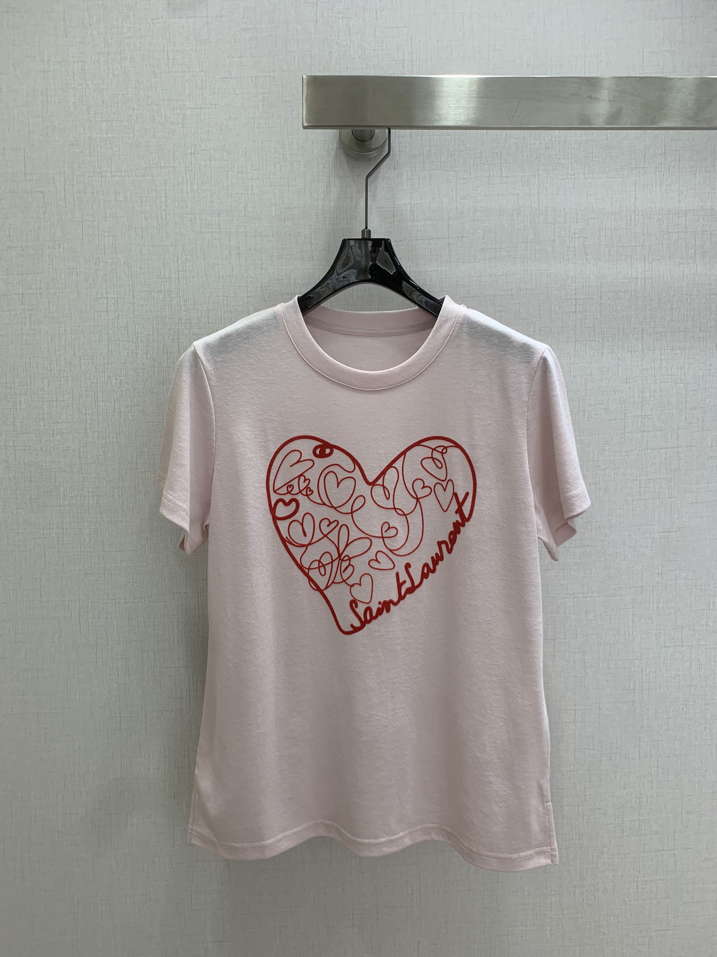 NO:712968,Highly recommended for the early spring of 26, the new love-printed short-sleeved T-shirt emits love and accepts your today's romance with one click. The brand's annual limited love pattern is made of red flocking, which has a festive and romantic atmosphere. The red and white color combination is simple, and the light pink and purple are super gentle and sweet. The two colors are very beautiful, it is white moonlight and sweetheart gummy. Tencel Lyocell snowflake fabric is skin-friendly and soft, and the small slit design at the bottom unlocks more outfits. Two colors SML code  High quality ABC,,T-shirt,tees,t-shirt,19860909强烈推荐 26早春新款 爱心印花短袖T恤 爱心发射,一键接受你的今日份浪漫,品牌每年限定的爱心图案做得大红植绒,很有节日和恋爱的氛围.红白配色简约上头,浅粉紫色超温柔超甜的,两色很很好看,是白月光,也是甜心软糖.天丝莱赛尔雪花面料,亲肤柔软,,下脚小开衩设计解锁更多穿搭 两个色 SML码 高品质ABC,,T-shirt,tees，t-shirt,,Women's clothing