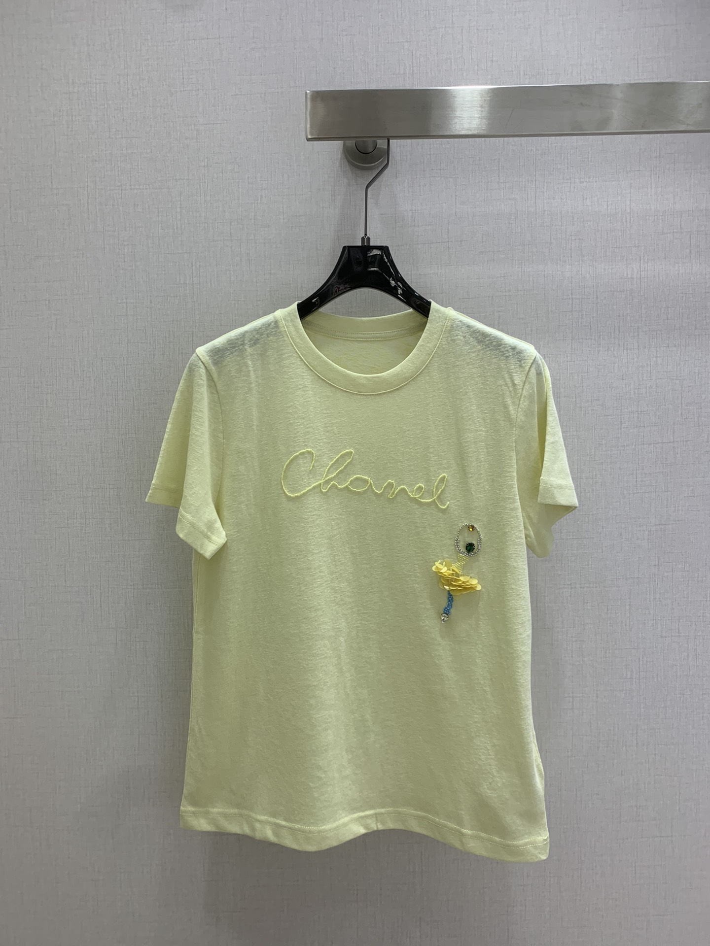 NO:712957,Highly recommended 26 early spring new style rhinestone sequin letter short-sleeved T-shirt Xiaoxiang second-hand series ballet girls are very pink with this set of colors purple yellow  The four colors of white are like packing all spring candies. The English hand-beaded letters of the Xiaoxiang logo are smart and delicate. The ballet girl next to her is hand-sewn with sequins, rhinestones and colorful beads. It is as romantic as hiding a fairy tale. The color is low-key and high-end, and the details are heart-breaking. The cool Tencel linen fabric, the texture of linen and cotton is very high-end, the basic version is very practical, and it can be matched casually, and it can easily create a relaxed and sweet cool atmosphere. Four colors SML code  High quality ABC,,T-shirt,tees,t-shirt,19860909强烈推荐 26早春新款 水钻亮片字母短袖T恤 小香中古系列芭蕾女孩被这组颜色狠狠拿捏粉 紫 黄 白四色像把春日的糖果全打包.小香logo英文手工钉珠字母灵动精致,旁边的芭蕾女孩采用亮片、水钻和彩色珠子手工缝制而成,浪漫得像藏了童话,配色低调高级,细节满到戳心.自带凉感的天丝亚麻面料,麻棉的肌理感很高级,基础的版型很实穿,随便搭配,轻松穿出松弛又甜酷的氛围感 四个色 SML码 高品质ABC,,T-shirt,tees，t-shirt,,Women's clothing