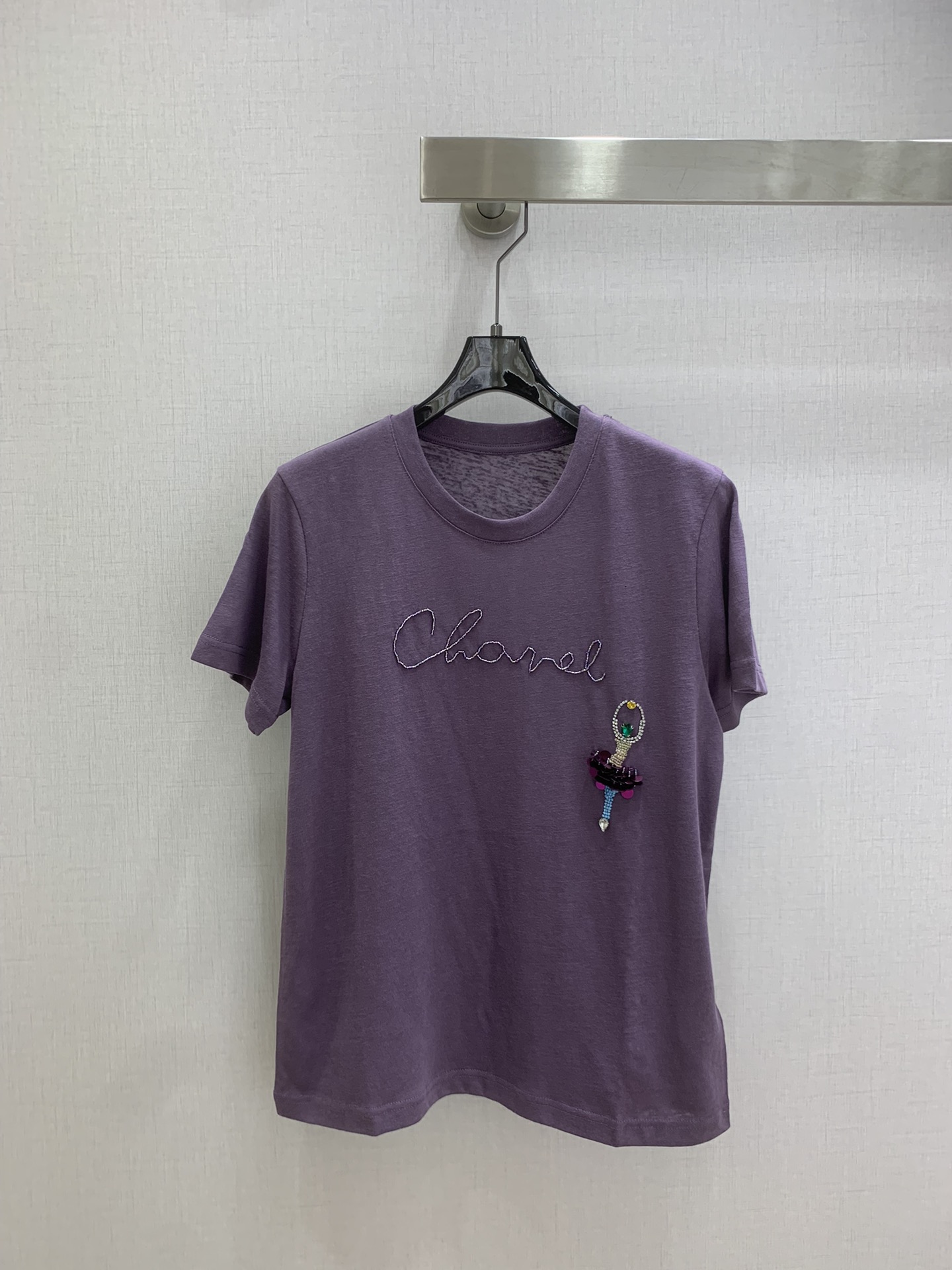 NO:712961,Highly recommended 26 early spring new style rhinestone sequin letter short-sleeved T-shirt Xiaoxiang second-hand series ballet girls are very pink with this set of colors purple yellow  The four colors of white are like packing all spring candies. The English hand-beaded letters of the Xiaoxiang logo are smart and delicate. The ballet girl next to her is hand-sewn with sequins, rhinestones and colorful beads. It is as romantic as hiding a fairy tale. The color is low-key and high-end, and the details are heart-breaking. The cool Tencel linen fabric, the texture of linen and cotton is very high-end, the basic version is very practical, and it can be matched casually, and it can easily create a relaxed and sweet cool atmosphere. Four colors SML code  High quality ABC,,T-shirt,tees,t-shirt,19860909强烈推荐 26早春新款 水钻亮片字母短袖T恤 小香中古系列芭蕾女孩被这组颜色狠狠拿捏粉 紫 黄 白四色像把春日的糖果全打包.小香logo英文手工钉珠字母灵动精致,旁边的芭蕾女孩采用亮片、水钻和彩色珠子手工缝制而成,浪漫得像藏了童话,配色低调高级,细节满到戳心.自带凉感的天丝亚麻面料,麻棉的肌理感很高级,基础的版型很实穿,随便搭配,轻松穿出松弛又甜酷的氛围感 四个色 SML码 高品质ABC,,T-shirt,tees，t-shirt,,Women's clothing