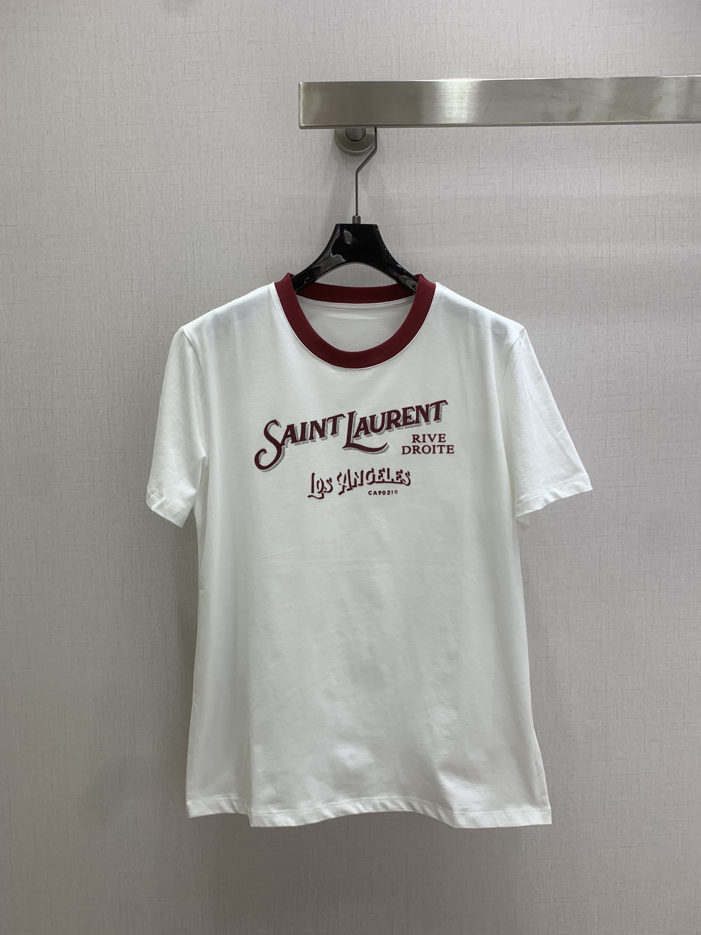 NO:712963,Highly recommended 26 early spring new retro flocked printed short-sleeved T-shirt. This top is so aesthetically pleasing!  Saint Laurent's retro prints have a sense of California laziness, and the combination of three-dimensional flocking and silver is very fashionable. The collar and prints echo, and the basic style can also be worn with a high-end feel. Xinjiang long-staple cotton, close your eyes and avoid stepping in. Two colors SML code, high quality ABC, saint laurent, T-shirt, tees, t-shirt,19860909强烈推荐 26早春新款 复古植绒印花短袖T恤 这款上衣也太戳审美了！圣罗兰的的复古印花自带加州慵懒感,立体植绒闪银的结合很时髦的腔调感,领子和印花相呼应,基础款也能穿出高级感.新疆长绒棉,闭眼入不踩坑 两个色 SML码 高品质ABC,,saint laurent,T-shirt,tees，t-shirt,,Women's clothing