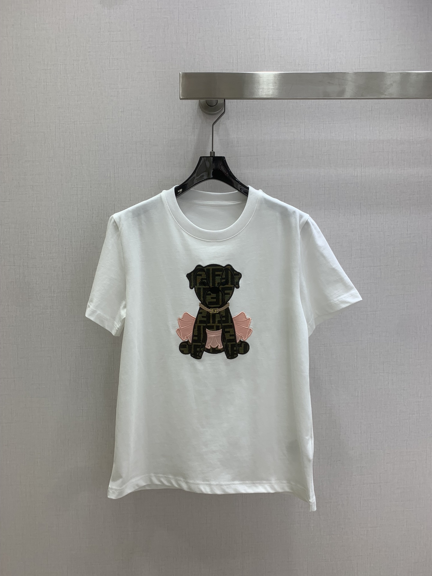 NO:710479,Highly recommended 26 early spring new style presbyopia puppy short-sleeved T-shirt. The soft and cute puppy meets the retro presbyopia, which is so heartbreaking!  Exquisite patchwork embroidery, the brand's exclusive presbyopia paired with a pink skirt, the cuteness exclusive to sweet girls, full of girly hearts. The simple basic model is enlivened by cute patterns, casual and design-friendly. One color SML code, high quality AB,,skirts,T-shirt,tees,t-shirt,19860909强烈推荐 26早春新款 贴布老花小狗短袖T恤 软萌可爱的小狗遇上复古老花,也太戳心巴了！精致的贴布刺绣,品牌专属老花配上粉嫩小裙子,甜妹专属的可爱暴击,满满的少女心.简约的基础款被萌趣图案盘活,休闲又不失设计感 一个色 SML码 高品质AB,,skirts,T-shirt,tees，t-shirt,,Women's clothing