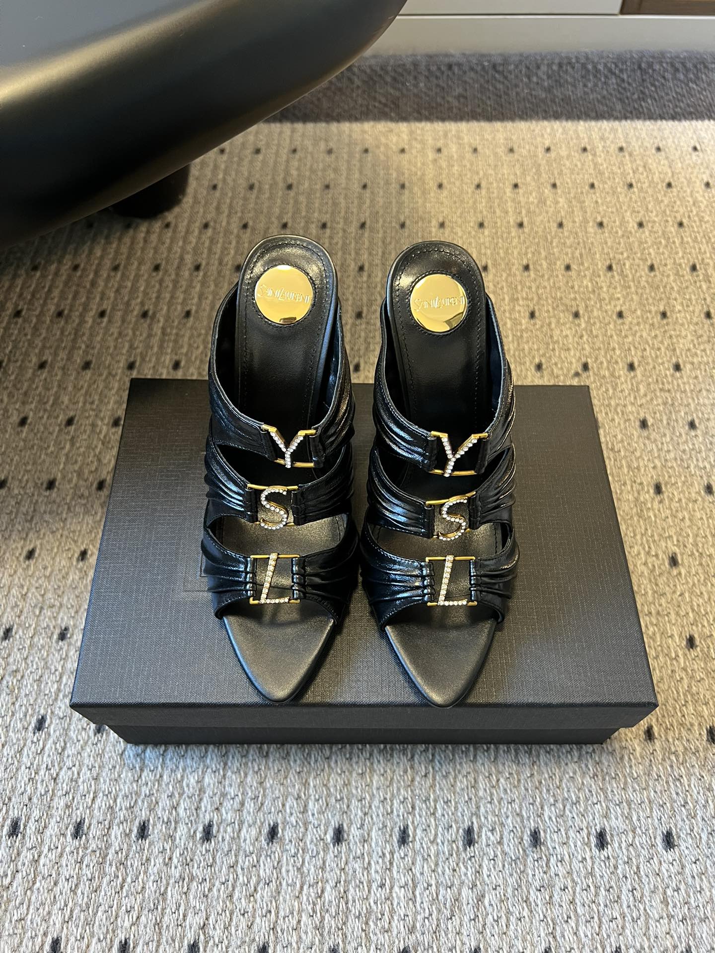 NO:724391,Top quality Saint Lauren*26ss pointed toe pleated strap Mule high heels adopt a pointed toe + mule shoe style, and the shoe body is integrated with multi-layer pleated straps and metal T-shaped buckle decoration to create a sexy and sharp style; the stiletto heel design enhances the aura, and the pleated texture of the strap makes the shoe body more layered, suitable for formal occasions such as dinners and parties.  Made of two materials: glossy leather and matte satin, the burgundy leather model has a retro luster, while the black satin model is smooth and high-end; the folding process is full of handicrafts, and the metal fasteners are polished and gold-plated, which contrasts with the material of the shoe body and has high craftsmanship. Upper sheepskin/black silk Lining sheepskin Outsole Genuine leather outsole Size 35-40 (40 size customization is non-returnable) Heel height 10cm, high-heeled shoes and slippers, saint laurent, high  heels,slippers,sheepskin,real silk,silk fabric,gold plating,Leather soles19860909顶级品质 Saint Lauren*26ss尖头褶皱绑带穆勒高跟鞋 采用尖头+穆勒穆勒鞋版型,鞋身融入多层褶皱绑带与金属T形扣装饰,打造出性感又凌厉的风格；细高跟设计强化气场,绑带的褶皱肌理让鞋身更具层次感,适配晚宴、派对等正式场合. 运用亮面皮革、哑光绸缎两种材质,酒红皮革款自带复古光泽感,黑色绸缎款则显柔滑高级；褶皱工艺手工感十足,金属扣件为抛光镀金材质,与鞋身材质形成质感对比,工艺精致度高. 鞋面羊皮/黑真丝 内里羊皮 大底真皮大底 size35-40码（40码定制不退换） 跟高10cm,高跟鞋拖鞋,saint laurent,high heels,slippers,sheepskin,real silk,silk fabric,gold plating,Leather soles,Women's Shoes