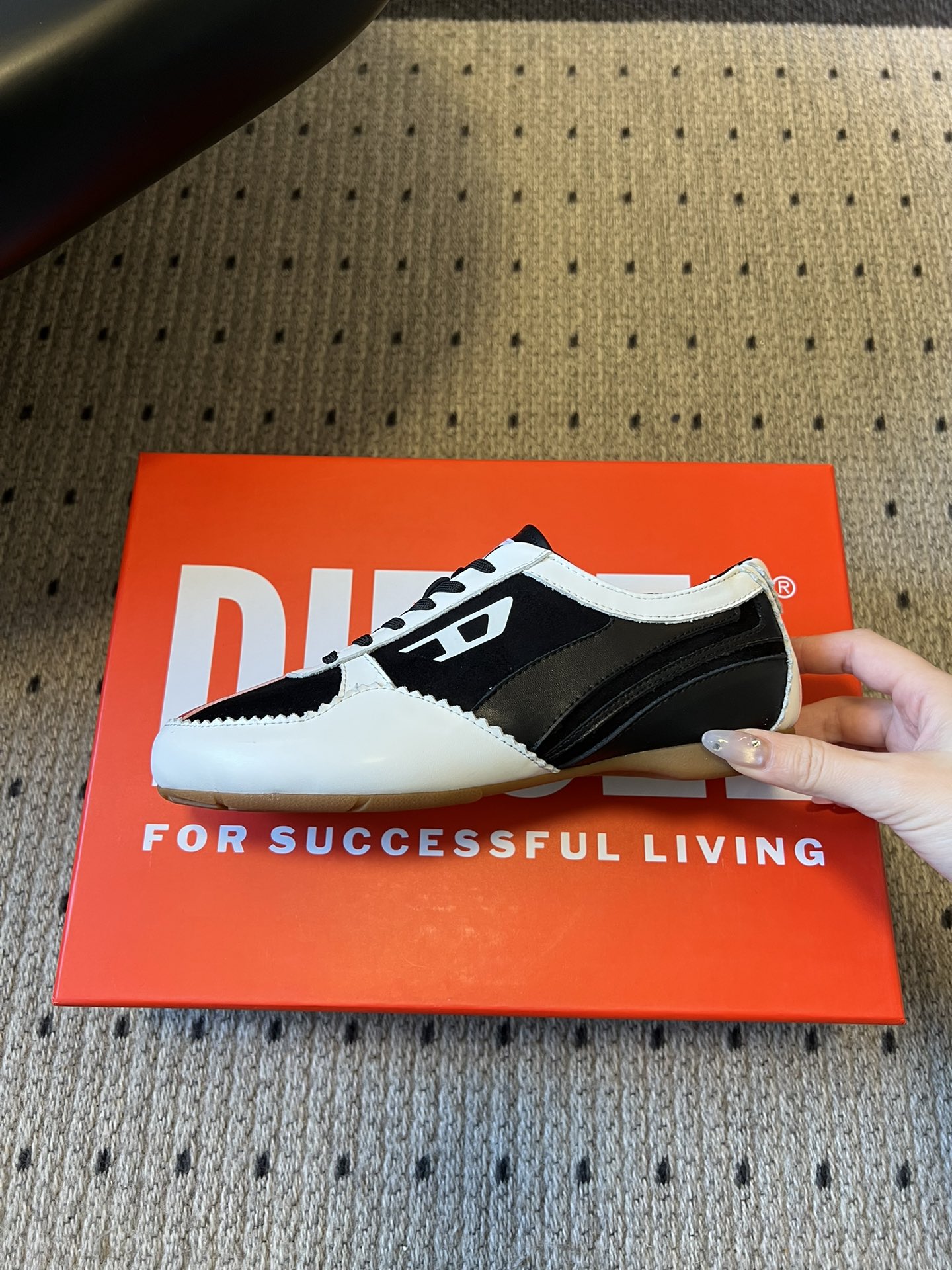 Diese* 26ss绑带拼接休闲鞋阿甘鞋兼具休闲与便捷性，低帮款以黑粉撞色鞋带增添甜酷风格；整体线条偏