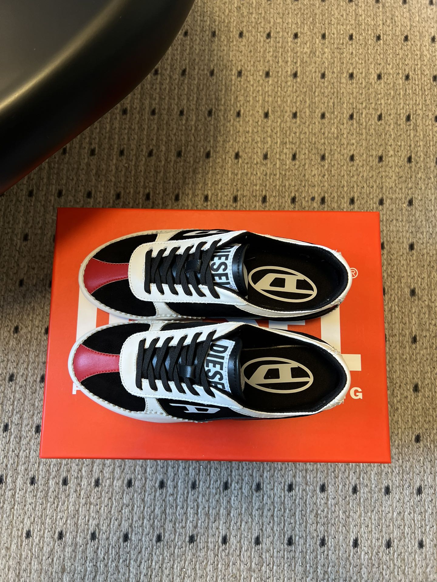 Diese* 26ss绑带拼接休闲鞋阿甘鞋兼具休闲与便捷性，低帮款以黑粉撞色鞋带增添甜酷风格；整体线条偏