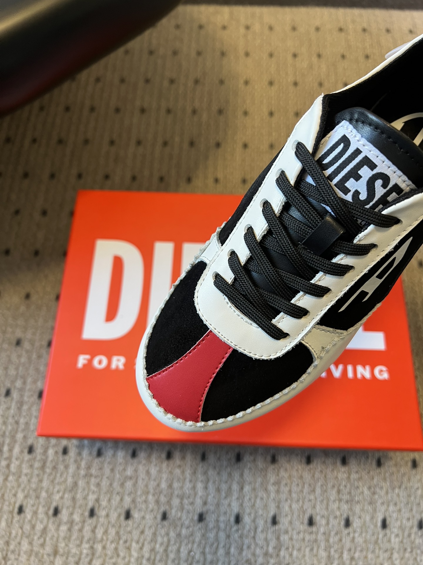 Diese* 26ss绑带拼接休闲鞋阿甘鞋兼具休闲与便捷性，低帮款以黑粉撞色鞋带增添甜酷风格；整体线条偏