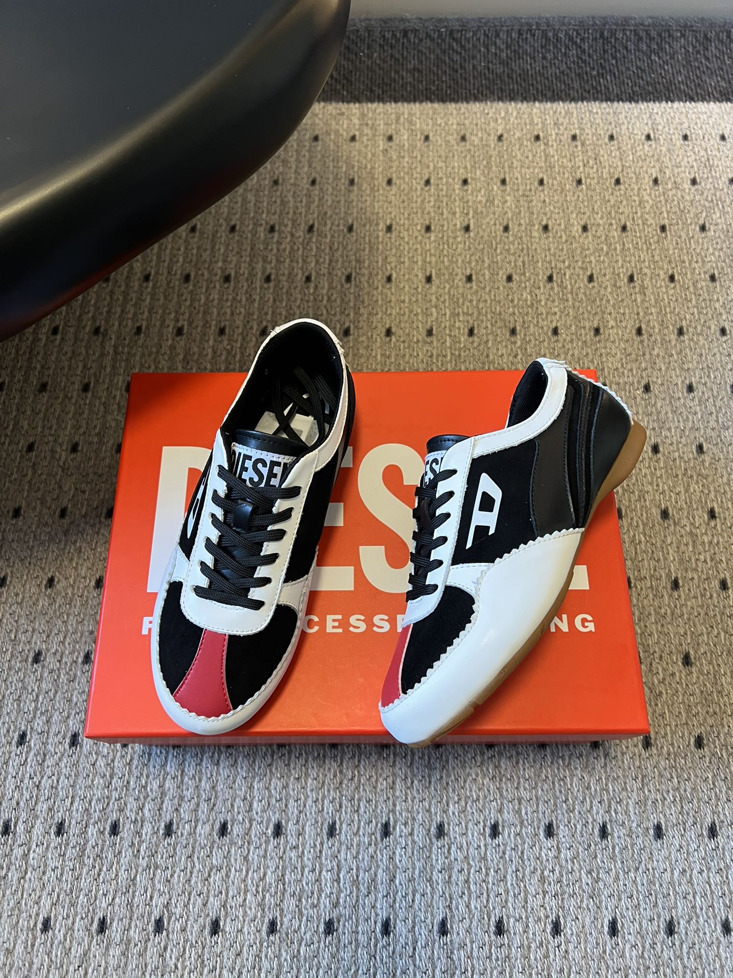 Diese* 26ss绑带拼接休闲鞋阿甘鞋兼具休闲与便捷性，低帮款以黑粉撞色鞋带增添甜酷风格；整体线条偏