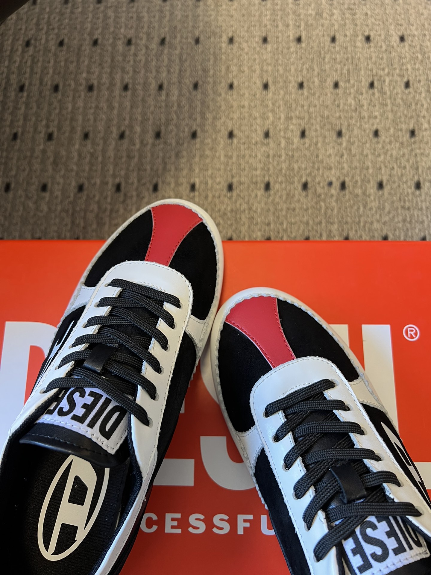 Diese* 26ss绑带拼接休闲鞋阿甘鞋兼具休闲与便捷性，低帮款以黑粉撞色鞋带增添甜酷风格；整体线条偏