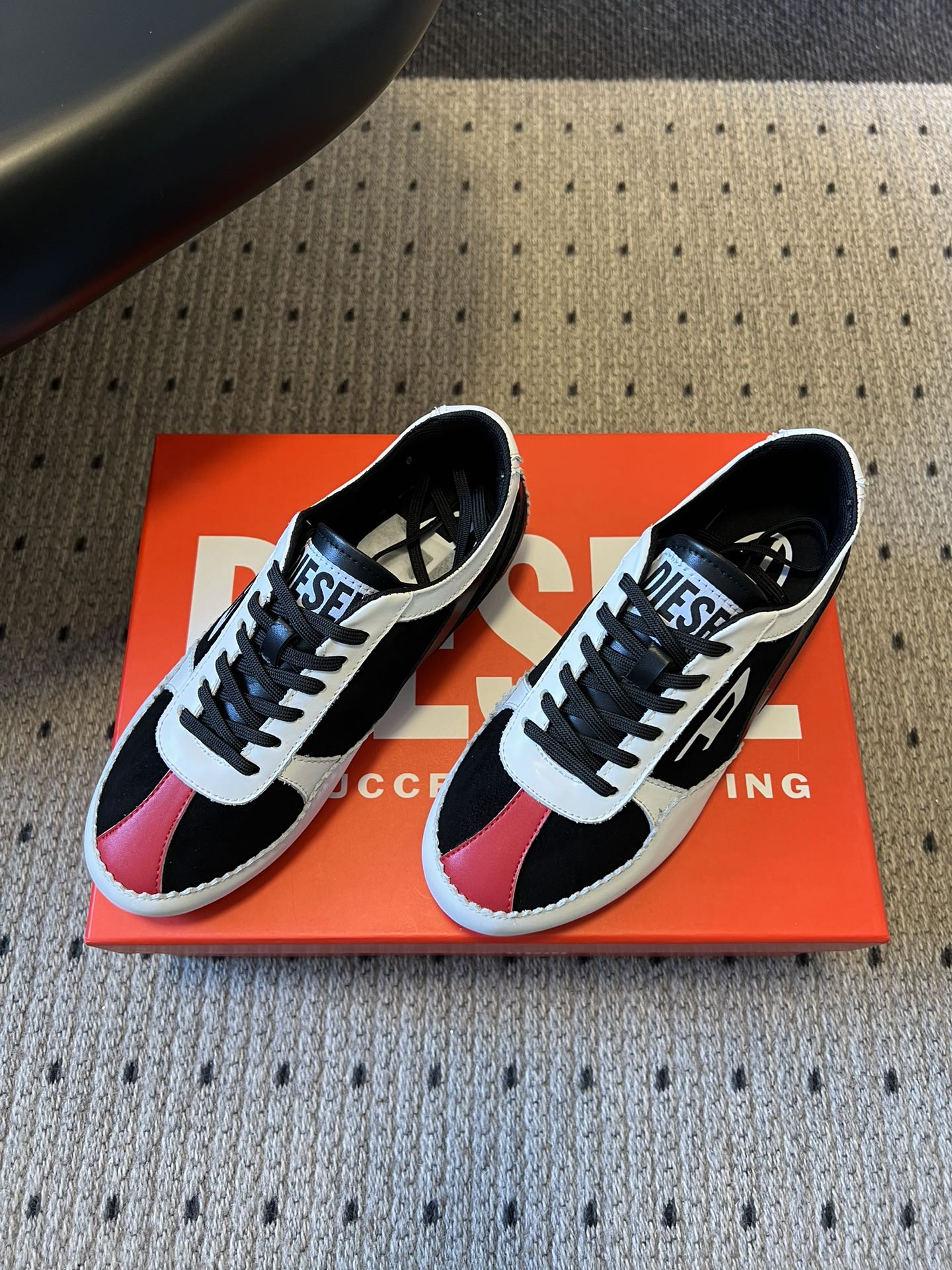 Diese* 26ss绑带拼接休闲鞋阿甘鞋兼具休闲与便捷性，低帮款以黑粉撞色鞋带增添甜酷风格；整体线条偏