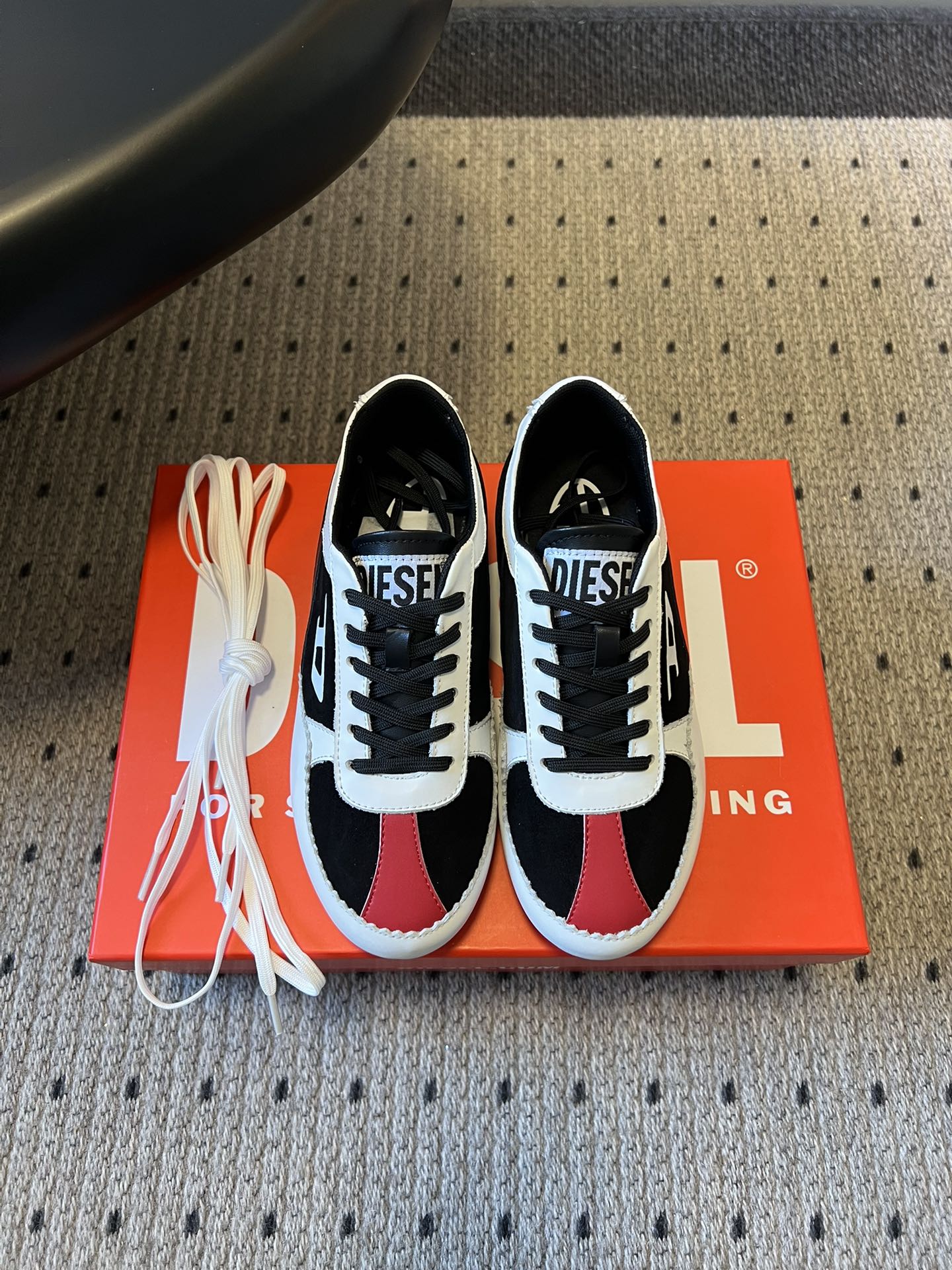 Diese* 26ss绑带拼接休闲鞋阿甘鞋兼具休闲与便捷性，低帮款以黑粉撞色鞋带增添甜酷风格；整体线条偏