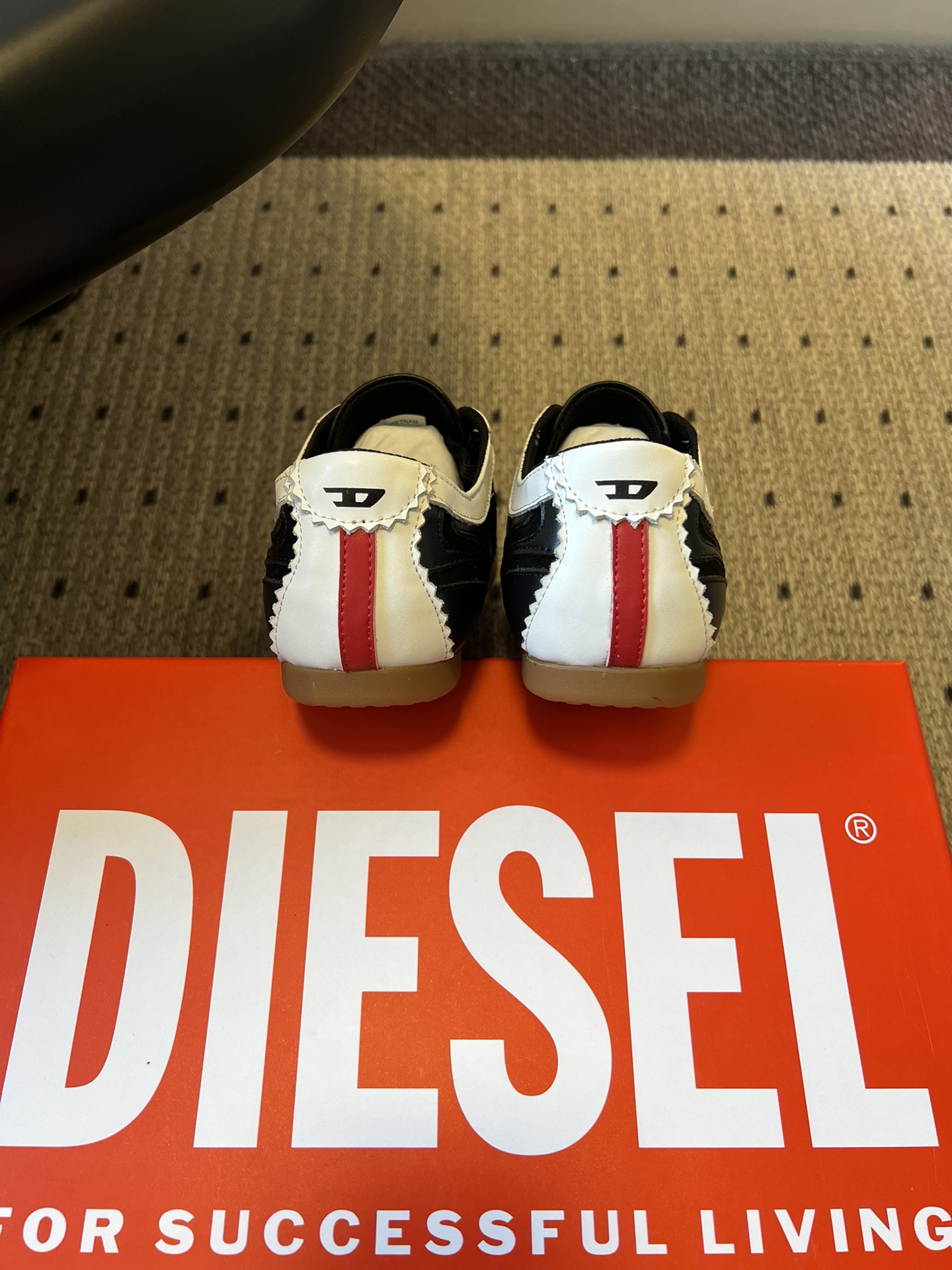 Diese* 26ss绑带拼接休闲鞋阿甘鞋兼具休闲与便捷性，低帮款以黑粉撞色鞋带增添甜酷风格；整体线条偏