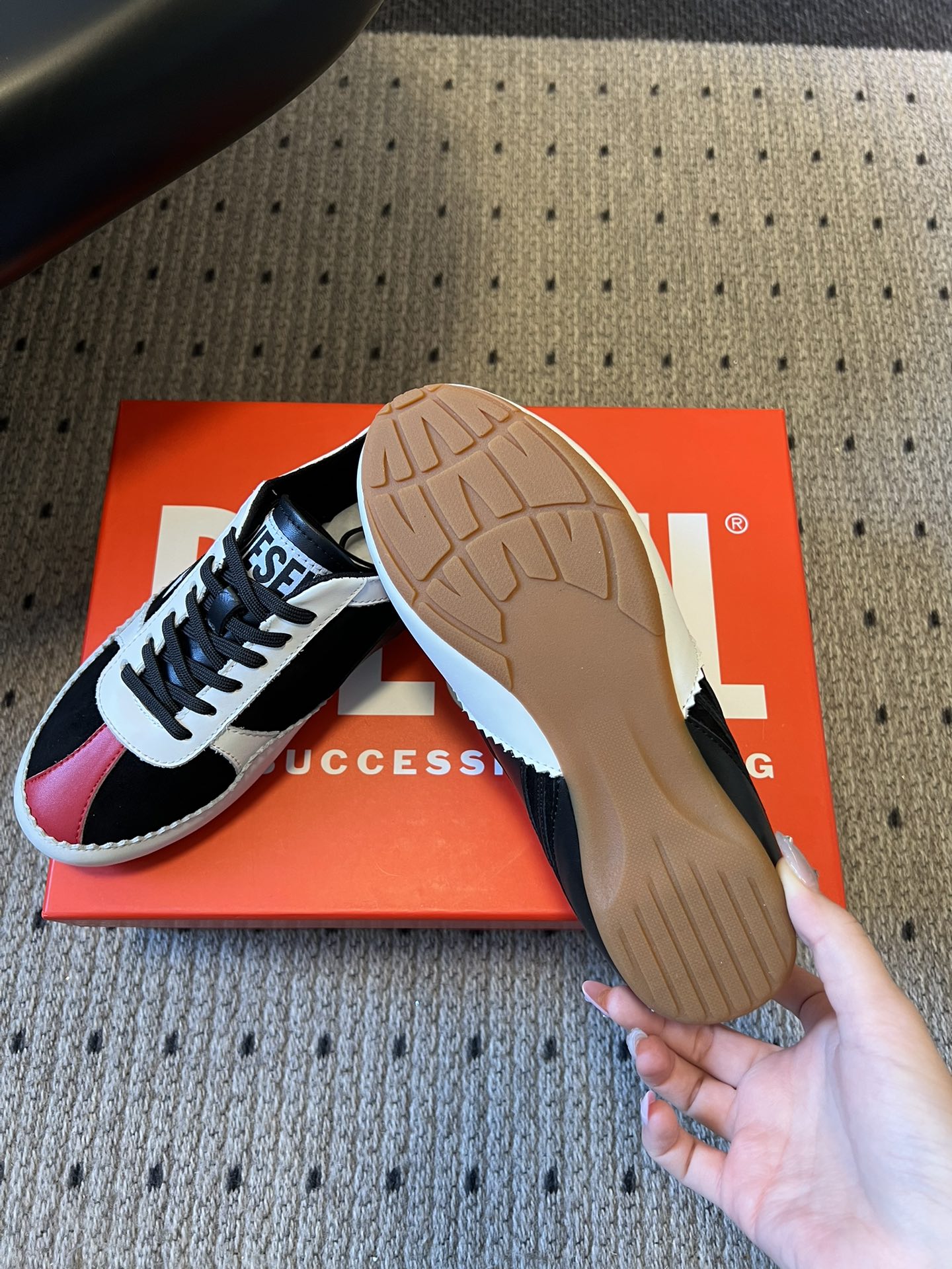 Diese* 26ss绑带拼接休闲鞋阿甘鞋兼具休闲与便捷性，低帮款以黑粉撞色鞋带增添甜酷风格；整体线条偏