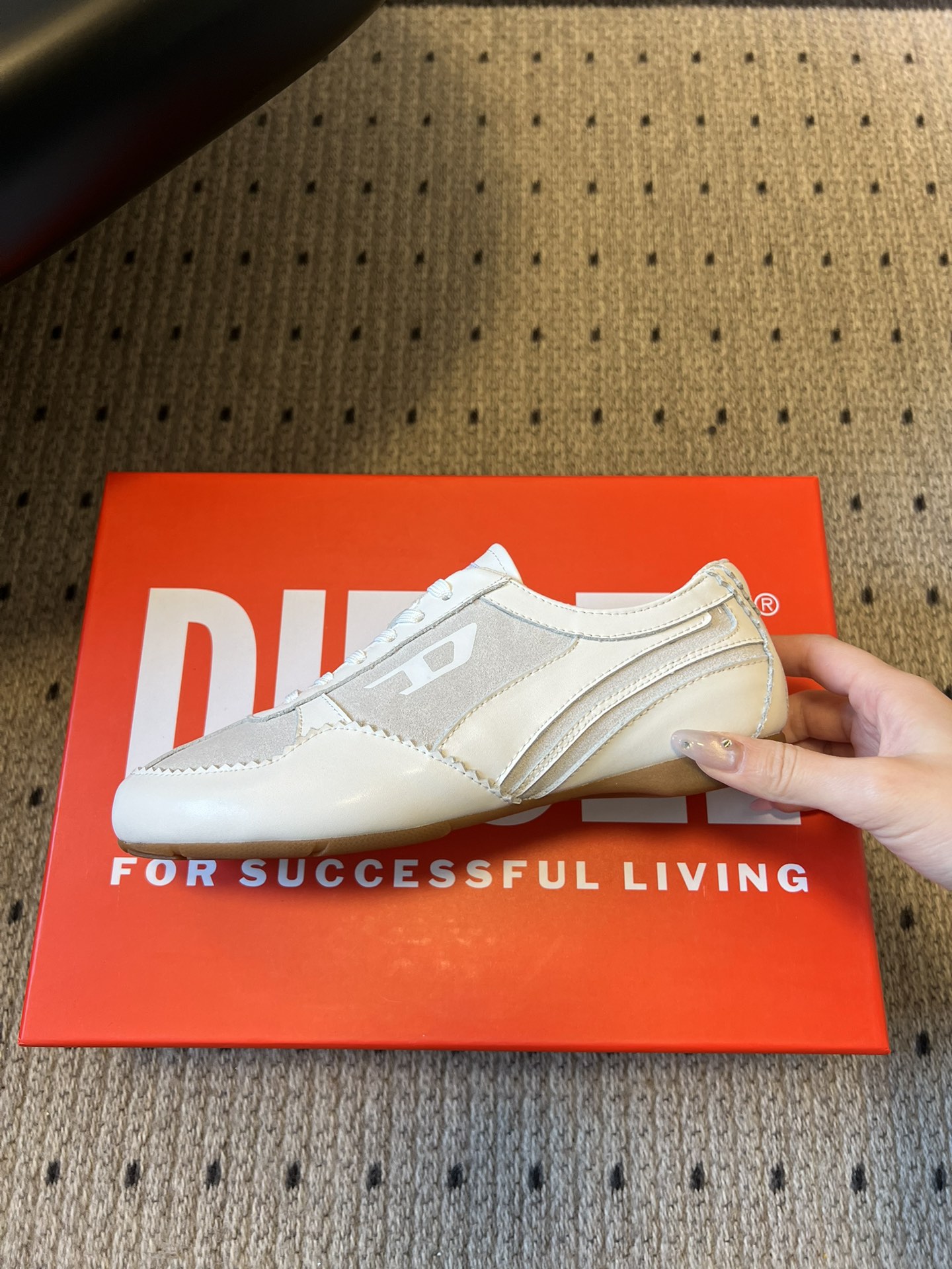 Diese* 26ss绑带拼接休闲鞋阿甘鞋兼具休闲与便捷性，低帮款以黑粉撞色鞋带增添甜酷风格；整体线条偏