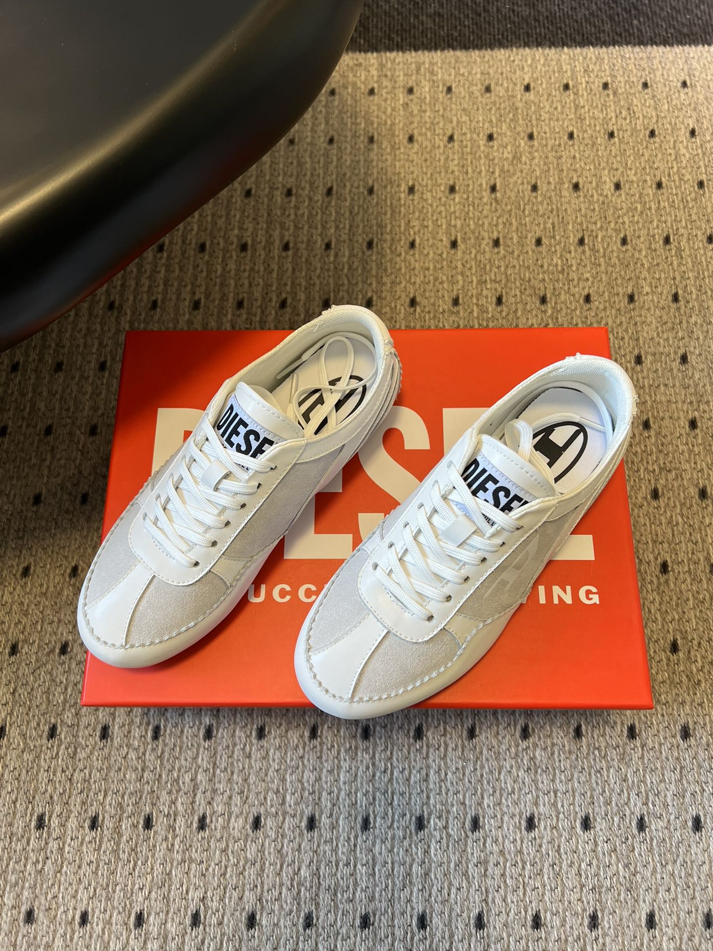 Diese* 26ss绑带拼接休闲鞋阿甘鞋兼具休闲与便捷性，低帮款以黑粉撞色鞋带增添甜酷风格；整体线条偏