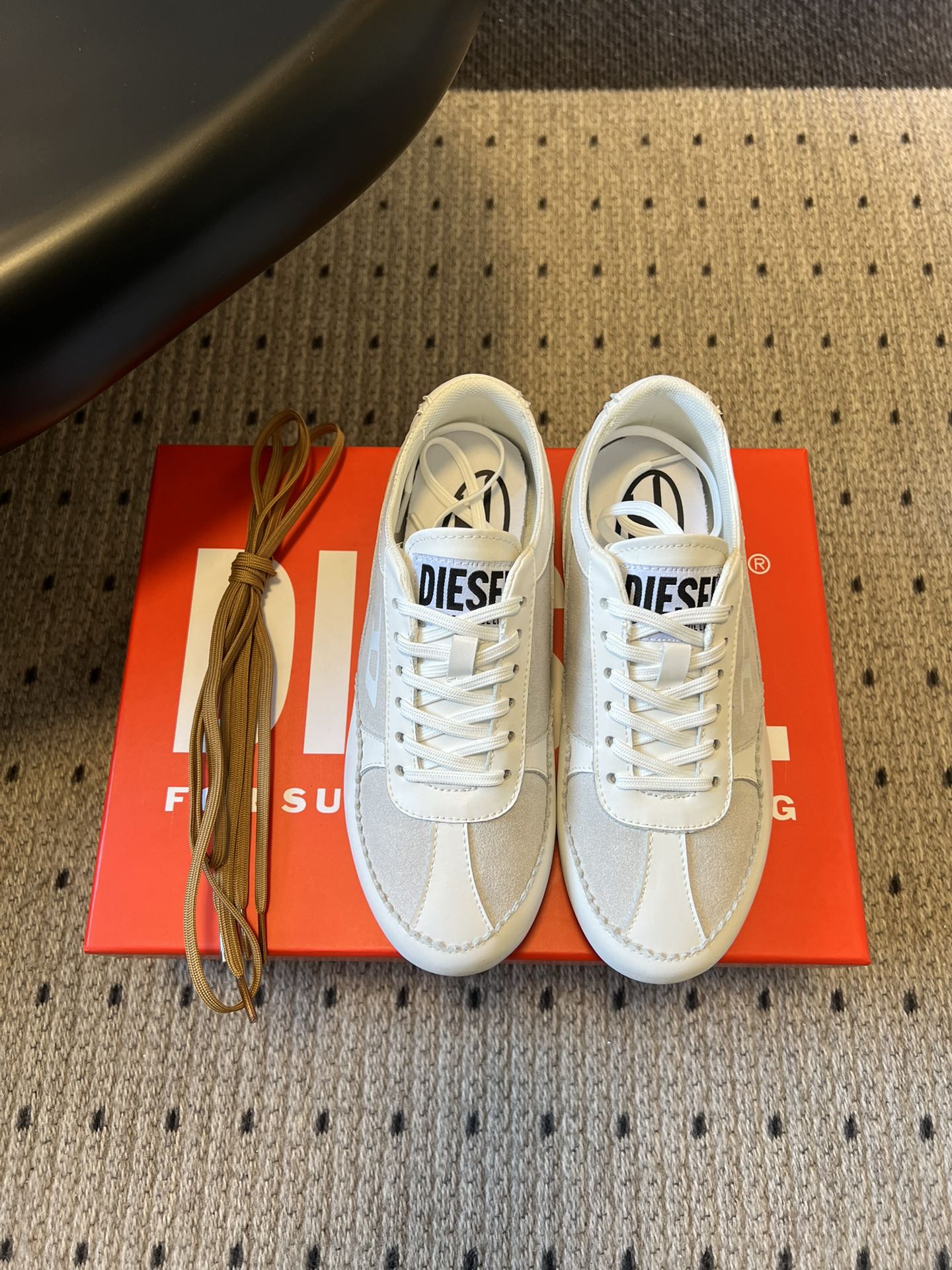 NO:724419,Top-quality Diese* 26ss lace-up splicing casual shoes Forrest Gump shoes combine leisure and convenience. The low-top model uses black and pink contrast shoelaces to add a sweet and cool style; the overall lines are neat and retro sports style, suitable for daily casual wear. The touch is delicate and has a matte texture. The splicing process of different styles makes the shoe body richer in layers;  Diesel's iconic letter logo and D-shaped logo are printed on the tongue and side of the shoe. The shoe box uses the brand's classic orange as the main visual and is printed with the brand slogan. The highly recognizable logo strengthens the brand's street trend tone. Upper cowhide leather lining sheepskin outsole rubber outsole size 35-40 (40 size customization is non-returnable) Heel height 2cm, casual shoes/sports shoes, sneakers, cowhide, sheepskin19860909顶级品质 Diese* 26ss绑带拼接休闲鞋阿甘鞋 兼具休闲与便捷性,低帮款以黑粉撞色鞋带增添甜酷风格；整体线条偏利落的复古运动风,适配日常休闲穿搭.触感细腻且自带哑光质感,不同款式的拼接工艺让鞋身层次更丰富； 鞋舌、鞋侧均印有Diesel标志性的字母Logo与D形徽标,鞋盒以品牌经典橙色为主视觉并印品牌标语,高辨识度的标识强化了品牌街头潮流的调性. 鞋面牛皮 内里羊皮 大底橡胶大底 size35-40码（40码定制不退换） 跟高2cm,休闲鞋/运动鞋,sneakers,cowhide,sheepskin,Women's Shoes