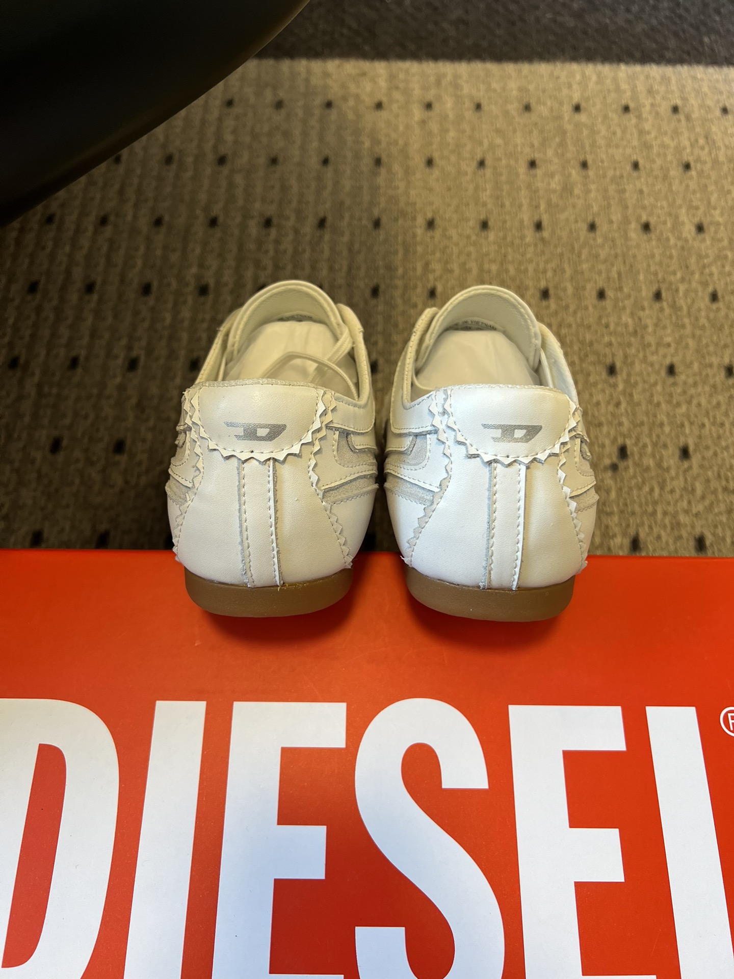 Diese* 26ss绑带拼接休闲鞋阿甘鞋兼具休闲与便捷性，低帮款以黑粉撞色鞋带增添甜酷风格；整体线条偏