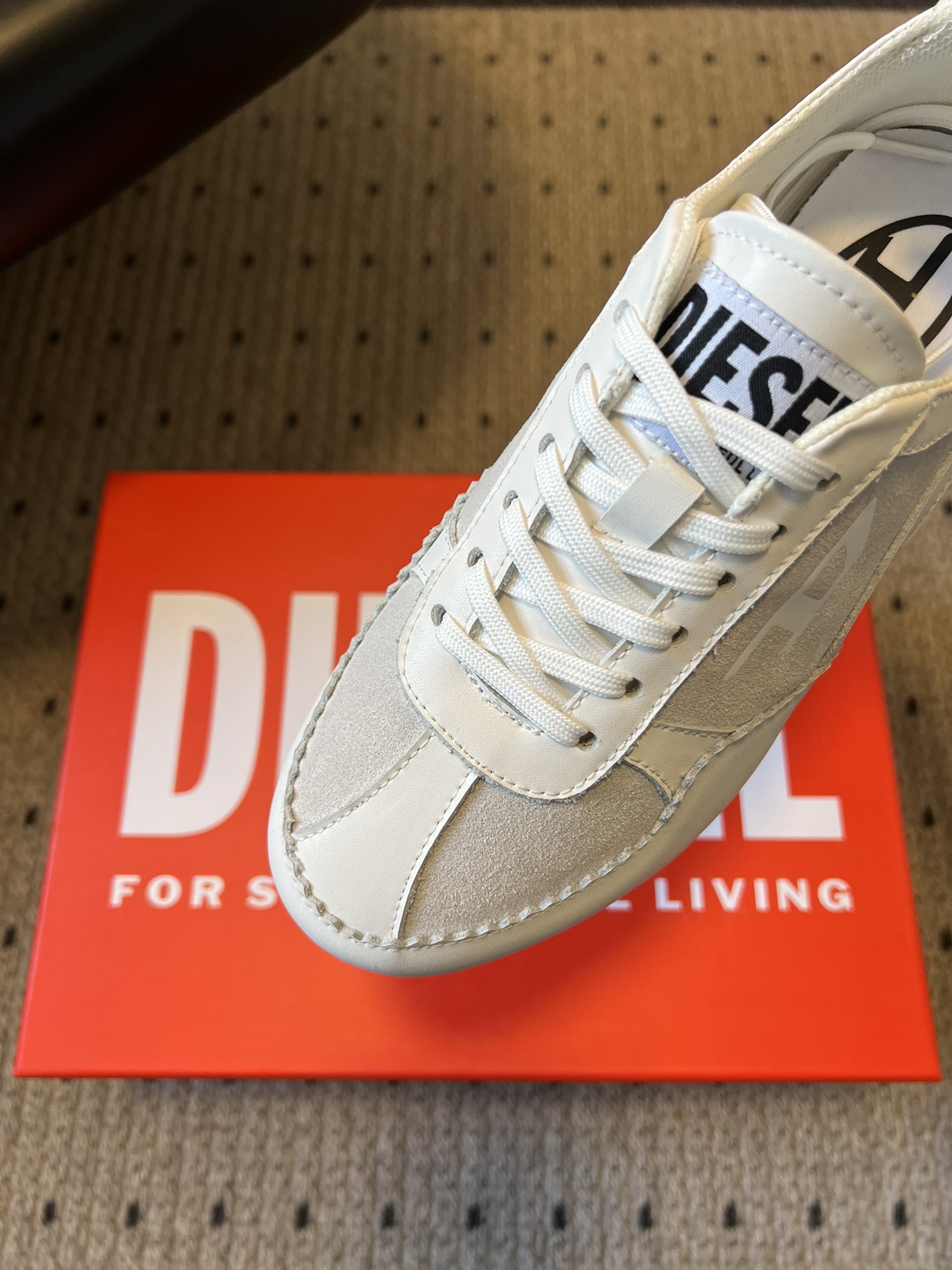 Diese* 26ss绑带拼接休闲鞋阿甘鞋兼具休闲与便捷性，低帮款以黑粉撞色鞋带增添甜酷风格；整体线条偏