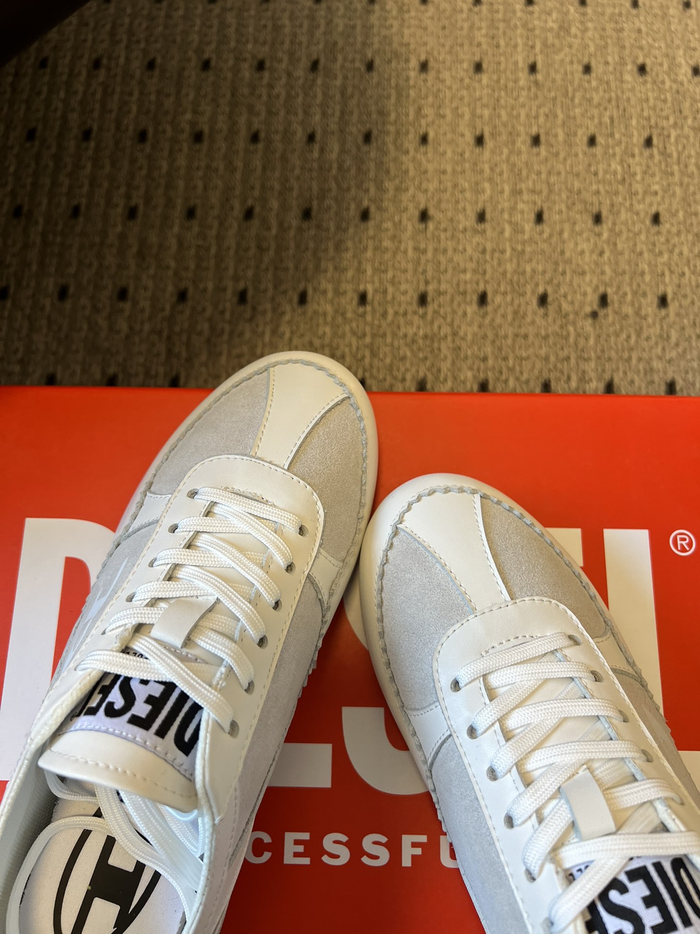 Diese* 26ss绑带拼接休闲鞋阿甘鞋兼具休闲与便捷性，低帮款以黑粉撞色鞋带增添甜酷风格；整体线条偏