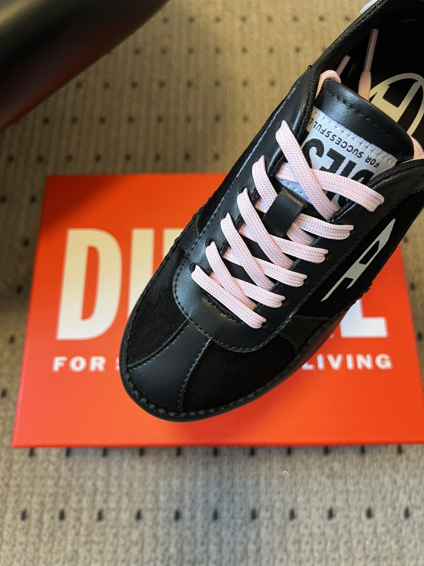 Diese* 26ss绑带拼接休闲鞋阿甘鞋兼具休闲与便捷性，低帮款以黑粉撞色鞋带增添甜酷风格；整体线条偏