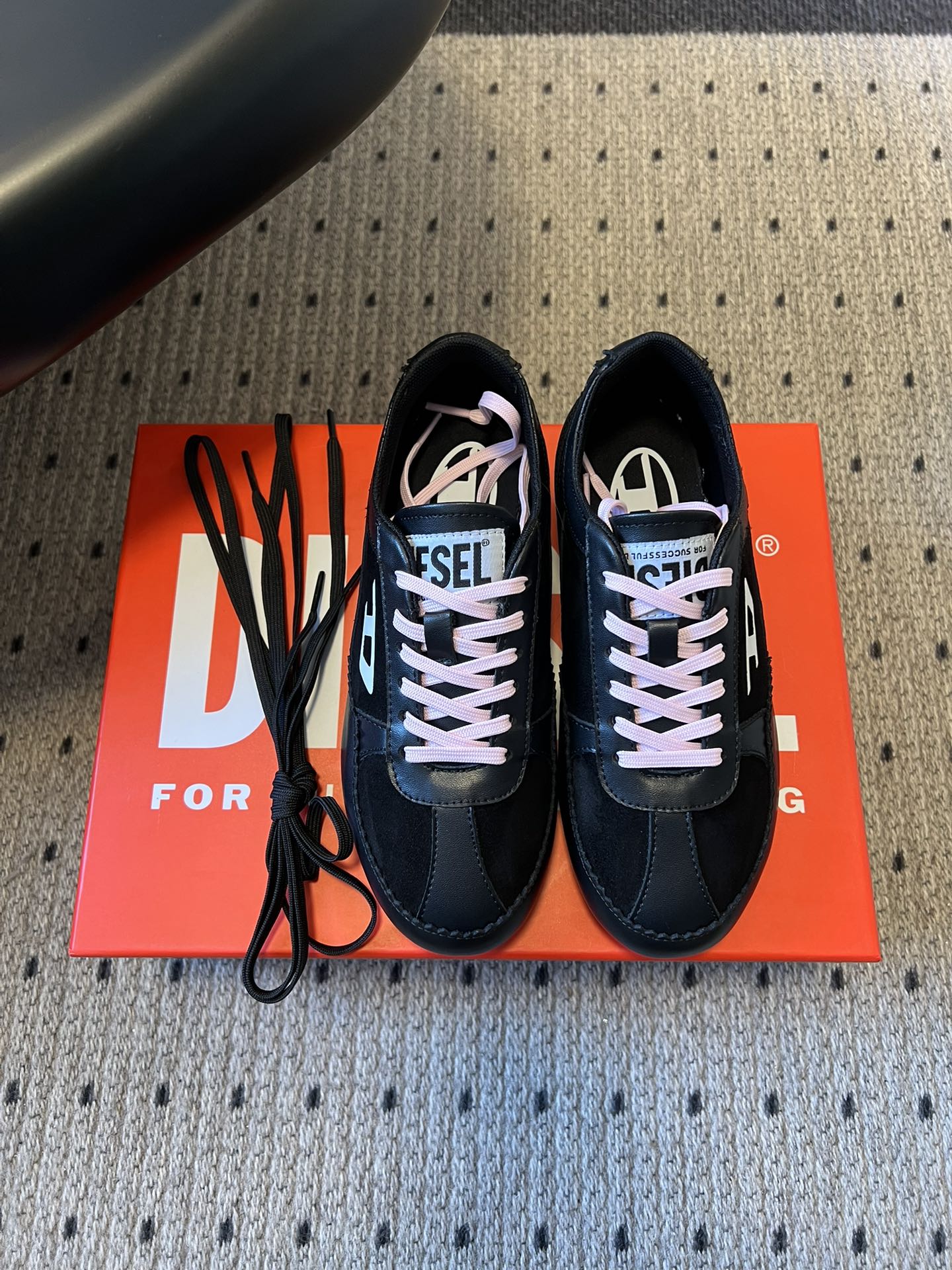 NO:711098,Diese* 26ss lace-up splicing casual shoes Forrest Gump shoes are both casual and convenient. The low-top model uses black and pink contrast shoelaces to add a sweet and cool style; the overall lines are neat and retro sports style, suitable for daily casual wear. The touch is delicate and has a matte texture. The splicing process of different styles makes the shoe body richer in layers;  Diesel's iconic letter logo and D-shaped logo are printed on the tongue and side of the shoe. The shoe box uses the brand's classic orange as the main visual and is printed with the brand slogan. The highly recognizable logo strengthens the brand's street trend tone. Upper cowhide leather lining sheepskin outsole rubber outsole size 35-40 (40 size customization is non-returnable) Heel height 2cm, casual shoes/sports shoes, sneakers, cowhide, sheepskin19860909Diese* 26ss绑带拼接休闲鞋阿甘鞋 兼具休闲与便捷性,低帮款以黑粉撞色鞋带增添甜酷风格；整体线条偏利落的复古运动风,适配日常休闲穿搭.触感细腻且自带哑光质感,不同款式的拼接工艺让鞋身层次更丰富； 鞋舌、鞋侧均印有Diesel标志性的字母Logo与D形徽标,鞋盒以品牌经典橙色为主视觉并印品牌标语,高辨识度的标识强化了品牌街头潮流的调性. 鞋面牛皮 内里羊皮 大底橡胶大底 size35-40码（40码定制不退换） 跟高2cm,休闲鞋/运动鞋,sneakers,cowhide,sheepskin,Women's Shoes