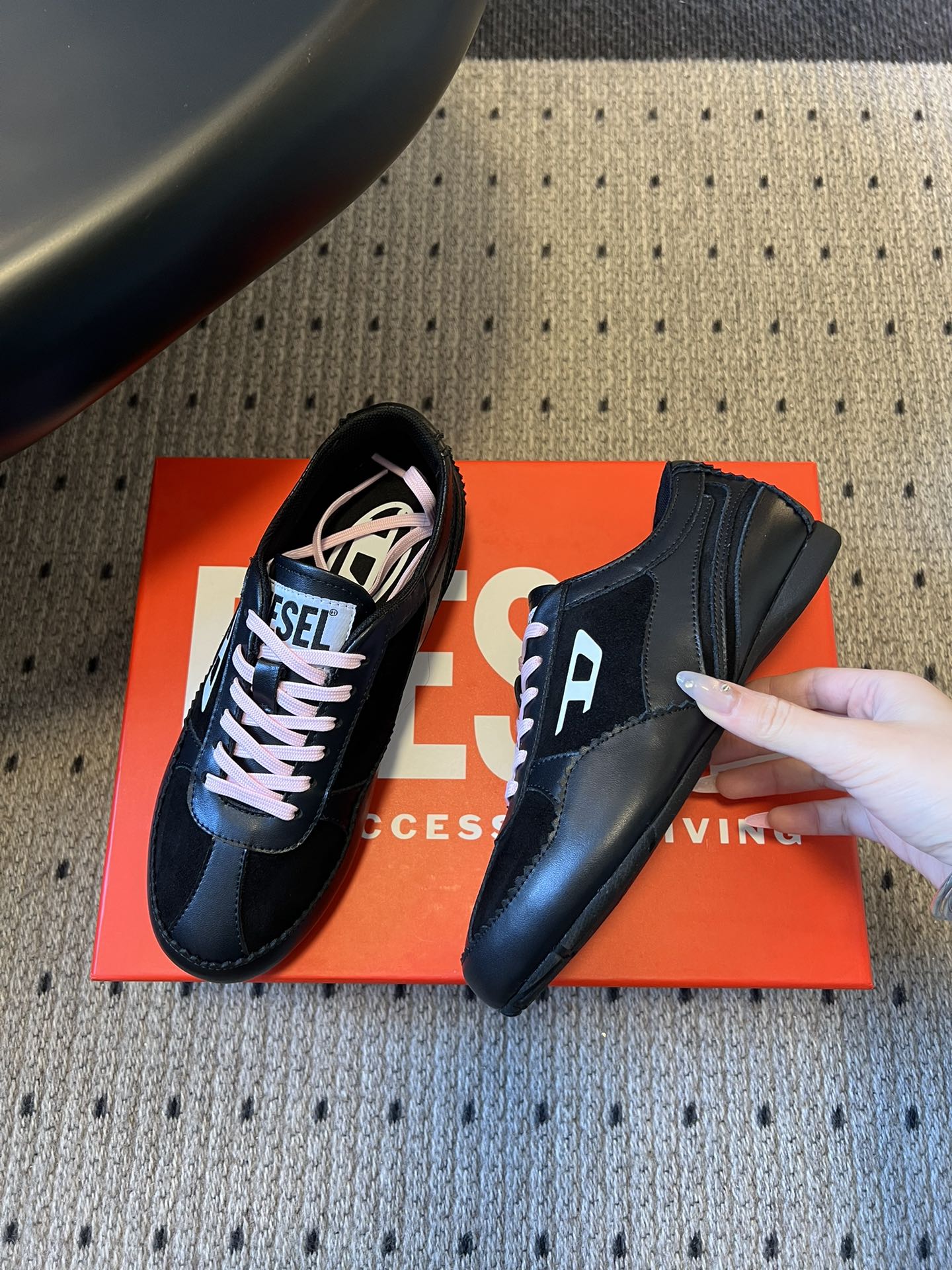 Diese* 26ss绑带拼接休闲鞋阿甘鞋兼具休闲与便捷性，低帮款以黑粉撞色鞋带增添甜酷风格；整体线条偏