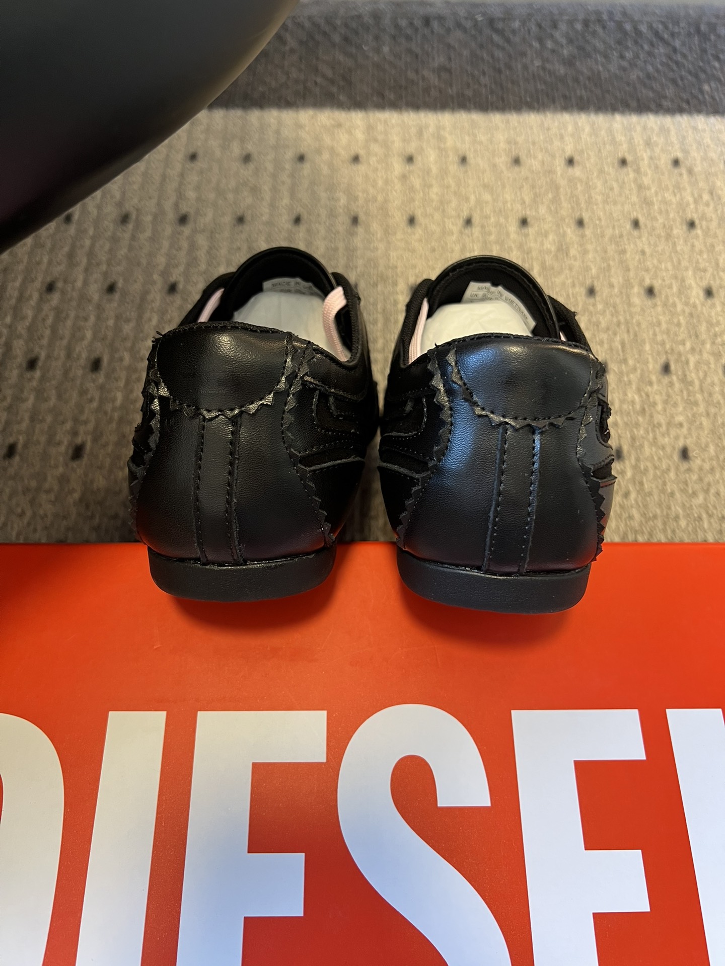 Diese* 26ss绑带拼接休闲鞋阿甘鞋兼具休闲与便捷性，低帮款以黑粉撞色鞋带增添甜酷风格；整体线条偏