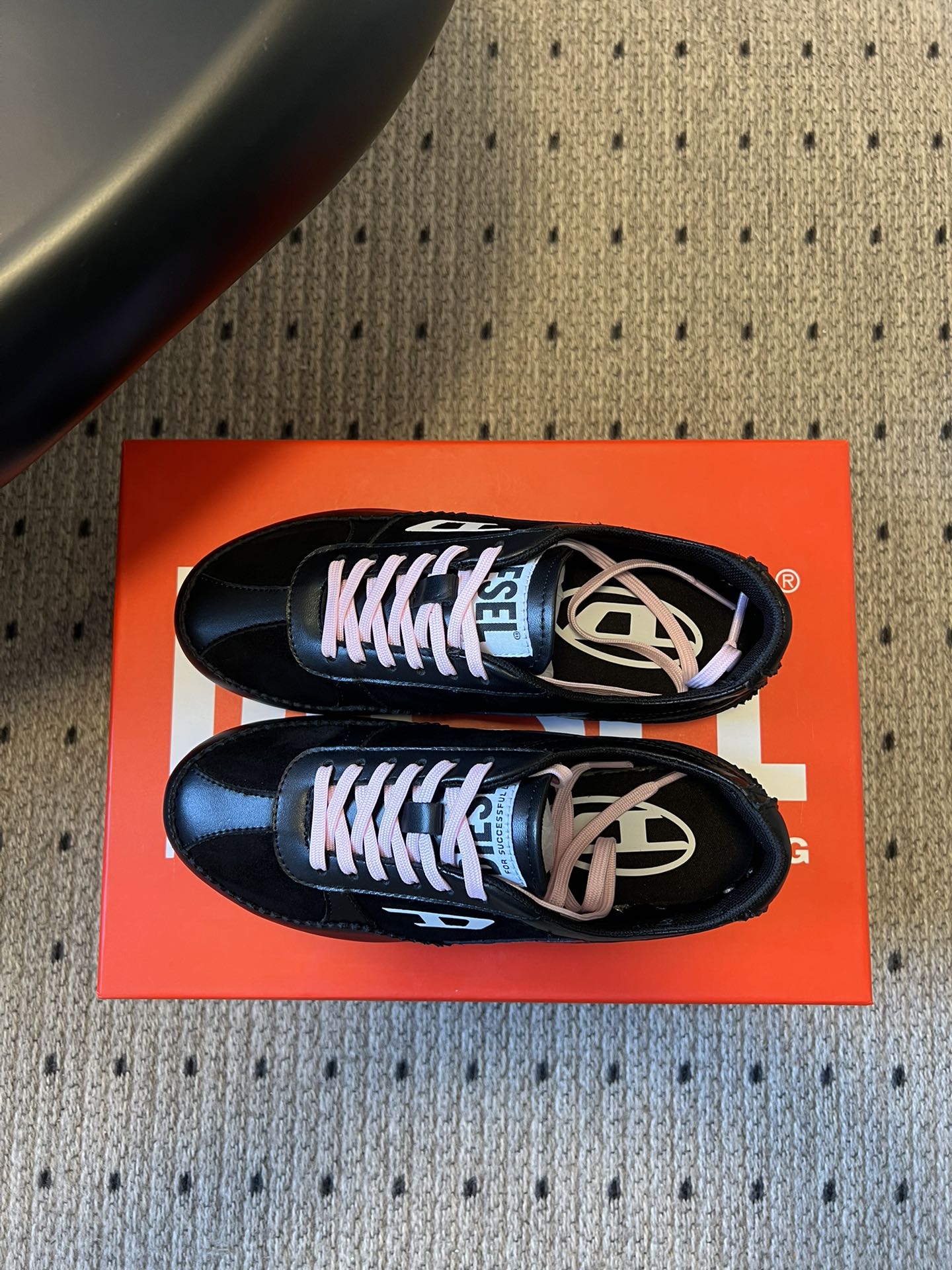 Diese* 26ss绑带拼接休闲鞋阿甘鞋兼具休闲与便捷性，低帮款以黑粉撞色鞋带增添甜酷风格；整体线条偏