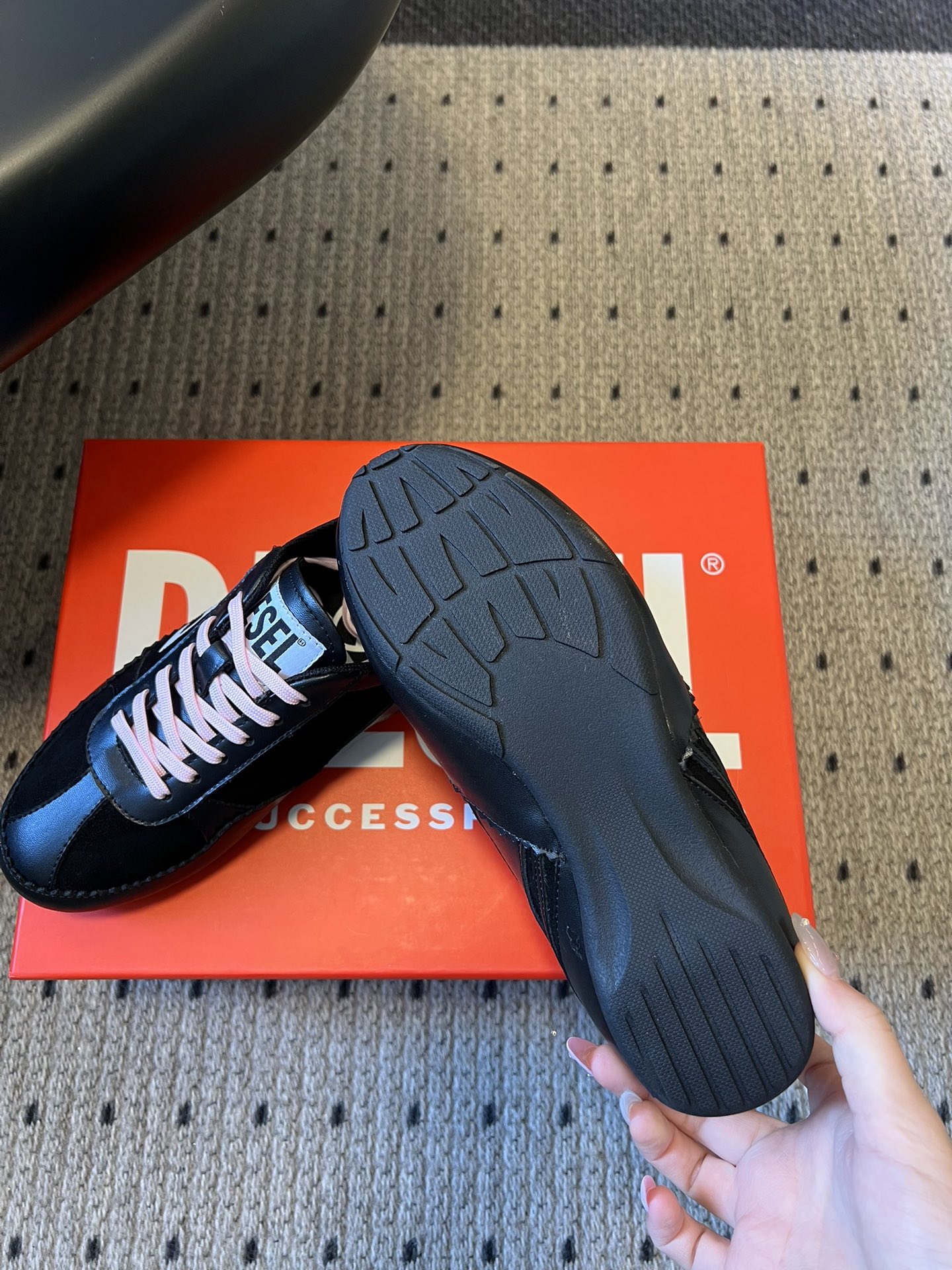 Diese* 26ss绑带拼接休闲鞋阿甘鞋兼具休闲与便捷性，低帮款以黑粉撞色鞋带增添甜酷风格；整体线条偏