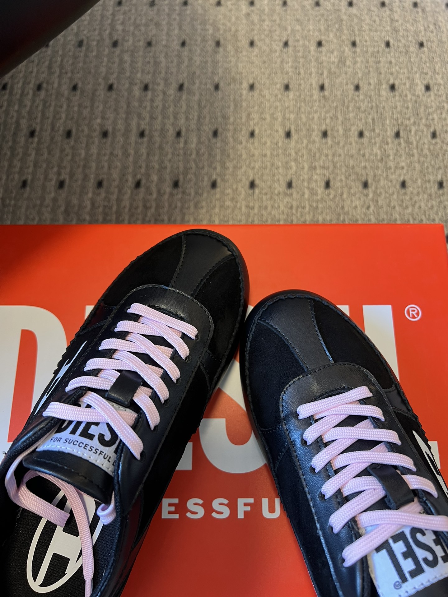 Diese* 26ss绑带拼接休闲鞋阿甘鞋兼具休闲与便捷性，低帮款以黑粉撞色鞋带增添甜酷风格；整体线条偏