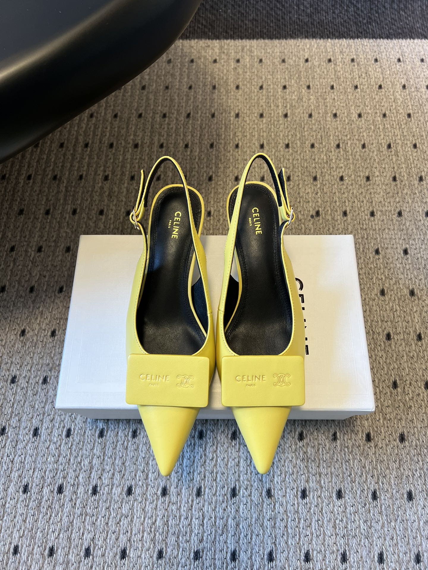 NO:711085,Celine26ss back strap pointed toe high heels are fully wrapped in sheepskin to reduce the problem of foot grinding. The toe is reinforced to improve wearability. The classic pointed toe + back strap Mule shoe shape has an extremely long and slender tip, which can elongate the leg line; the square patch on the toe is printed with Celine's iconic Triomhe Arc de Triomphe metal logo, making it highly recognizable.  The style combines French elegance and modern simplicity. It can be matched with dresses, suits, jeans, etc., and is suitable for commuting, dating, dinner and other scenes. The shoe shape is narrow last design, which fits the foot shape but is generally tolerant to wide feet. It is recommended to try it on or choose a half size larger. Upper sheepskin/denim Lining sheepskin Outsole Italian leather outsole size 35-41 (customized sizes 40 and 41 are not returnable)  Heel height 5.5cm, high heels sandals, celine, celine, sandals, high heels, skirts, jeans, business suit, sheepskin, Leather soles19860909Celine26ss后绊带尖头高跟鞋 内里是羊皮全包裹设计,减少磨脚问题,鞋尖做了加固处理,耐穿性提升.经典尖头+后绊带穆勒鞋型,尖头极致修长,能拉长腿部线条；鞋头处的方形饰片印有赛琳标志性的Triomhe凯旋门金属logo,辨识度拉满. 风格兼具法式优雅与现代简约,可搭配连衣裙、西装、牛仔裤等,适配通勤、约会、晚宴等多种场景.鞋型为窄楦设计,贴合脚型但对宽脚型包容度一般,建议试穿或选大半码. 鞋面羊皮/牛仔布 内里羊皮 大底意大利真皮大底 size35-41码（40、41码定制不退换） 跟高5.5cm,高跟鞋凉鞋,celine,celine,sandals,high heels,skirts,jeans,business suit,sheepskin,Leather soles,Women's Shoes