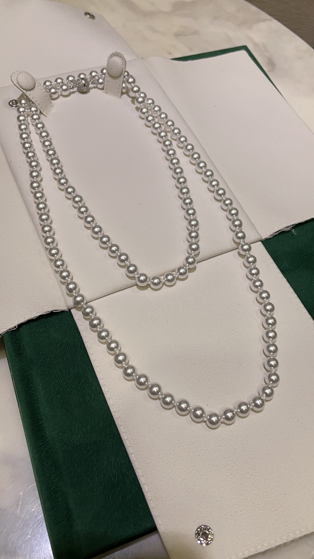 NO:857504,New product Full diamond and zircon blingbling magnetic buckle 8mm artificial Australian white beads pearl necklace sweater chain Super cold light comparable to Australian white pearls Classic and versatile A must-have for weddings and dinners, socialites and rich women. Full length 110cm. It looks noble when worn in single or multiple layers. Accessories: copper gold-plated zircon 8mm artificial Australian white pearls. Necklace with packaging box, sweaters, necklace, gold plating, Cardia high-end jewelry19860909新品 满钻锆石blingbling磁扣8mm人造澳白珠串珍珠项链毛衣链 超冷光媲美澳白珍珠 经典百搭 婚礼晚宴名媛富婆人手必备 全长110cm 单层或多层佩戴都很显贵气 配件铜镀金锆石8mm人造澳白珍珠 项链带包装盒,,sweaters,necklace,gold plating,卡迪亚高端饰品,Jewelry