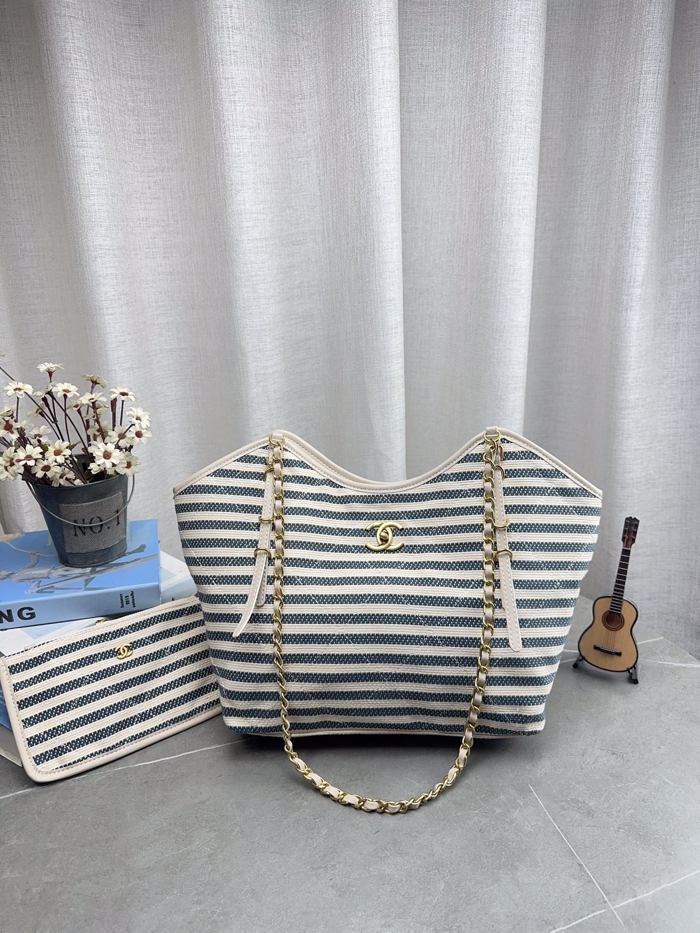 With Gift Box Packaging | Chanel 26c Woven Series Bags ️Beach Sea Sunshine | White Navy Striped Tote Bag: This Bag Is The Kind Of Bag That Can Be Carried On The Shoulder In Summer The Striped Tote Is A Big Surprise For This Year's 26c. The Blue And White Color Scheme Is Very Chanel, But This Year The Stripes Are Thinner, Denser, And The Softer Texture Is Like The Kind Of High-end Fabrics Seen In Cloth Perfume Ads | Size 29 23cm P255