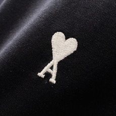 Ami~经典黑色logo刺绣圆领短袖T恤 2026春夏系列 当巴黎风尚遇见日常温度,Ami经典短袖T恤以「朋友」为灵感内 Ami~经典黑色logo刺绣圆领短袖T恤 2026春夏系列 当巴黎风尚遇见日常温度,Ami经典短袖T恤以「朋友」为灵感内