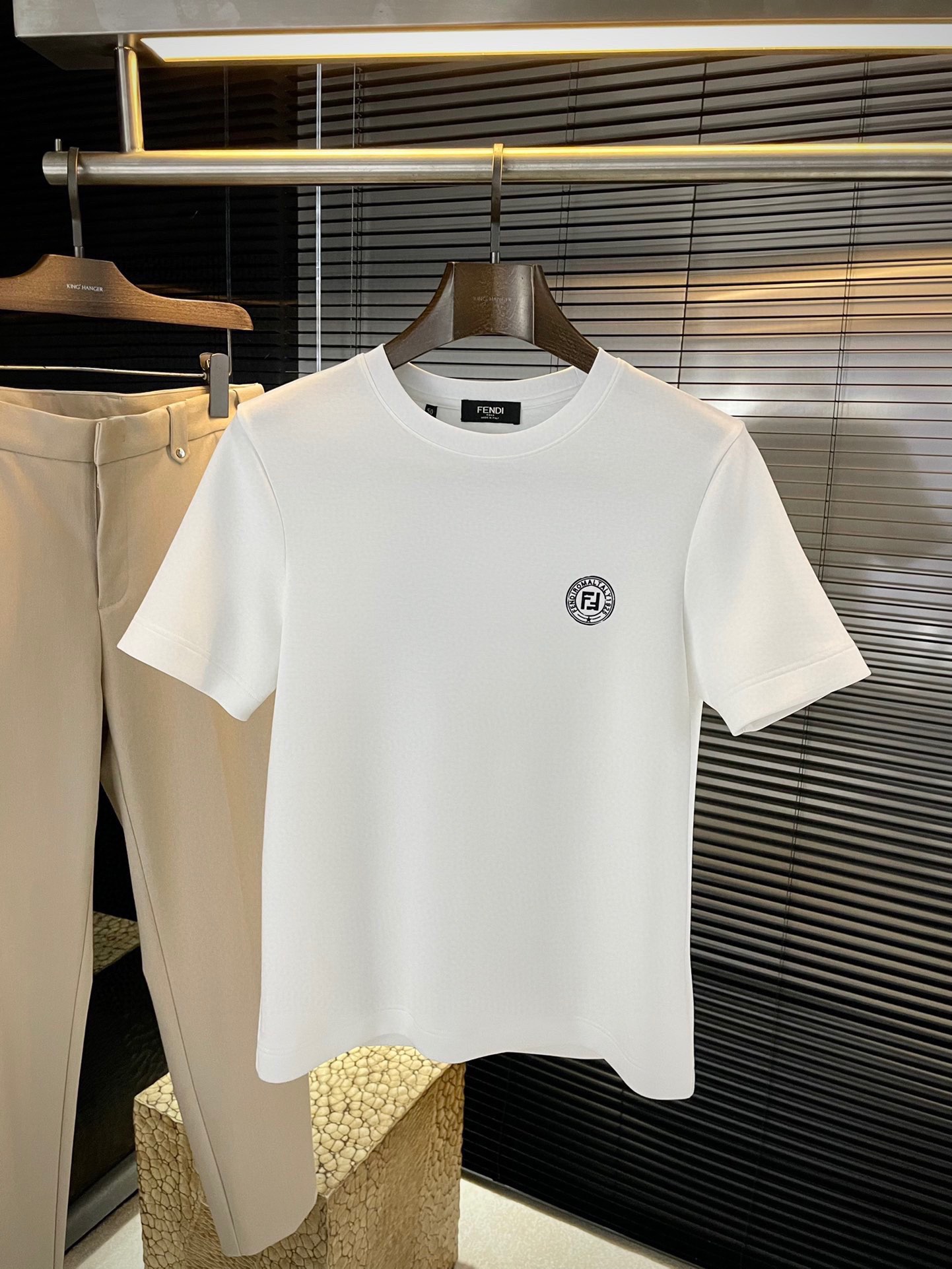 NO:712057,P FEND (Fendi) VIP advanced customization 2025 autumn new short-sleeved bottoming. Versatile style. Anyone can easily control it. The fabric is fully customized. High-count custom modal fabric. The fabric feels soft, and the upper body is comfortable and soft. The simple style is very classy, ​​simple and stylish, and the tailoring is slim. It is very refined, shows aura, and highlights the sophistication of business men!  Size M-3XL,,fendi,fendi,T-shirt,19860909P  FEND（芬迪）VIP高级定制 2025秋季新款短袖打底 百搭款式 任何人都可以轻松驾驭 面料全订制工艺 高支定制莫代尔面料 面料手感柔软,上身舒适柔软 简约的款式非常显档次,简约个性时尚,版型剪裁属于修身款 非常精致,显气场,又会凸显商务男士的精致！尺码 M-3XL,,fendi,fendi,T-shirt,,Men's clothing