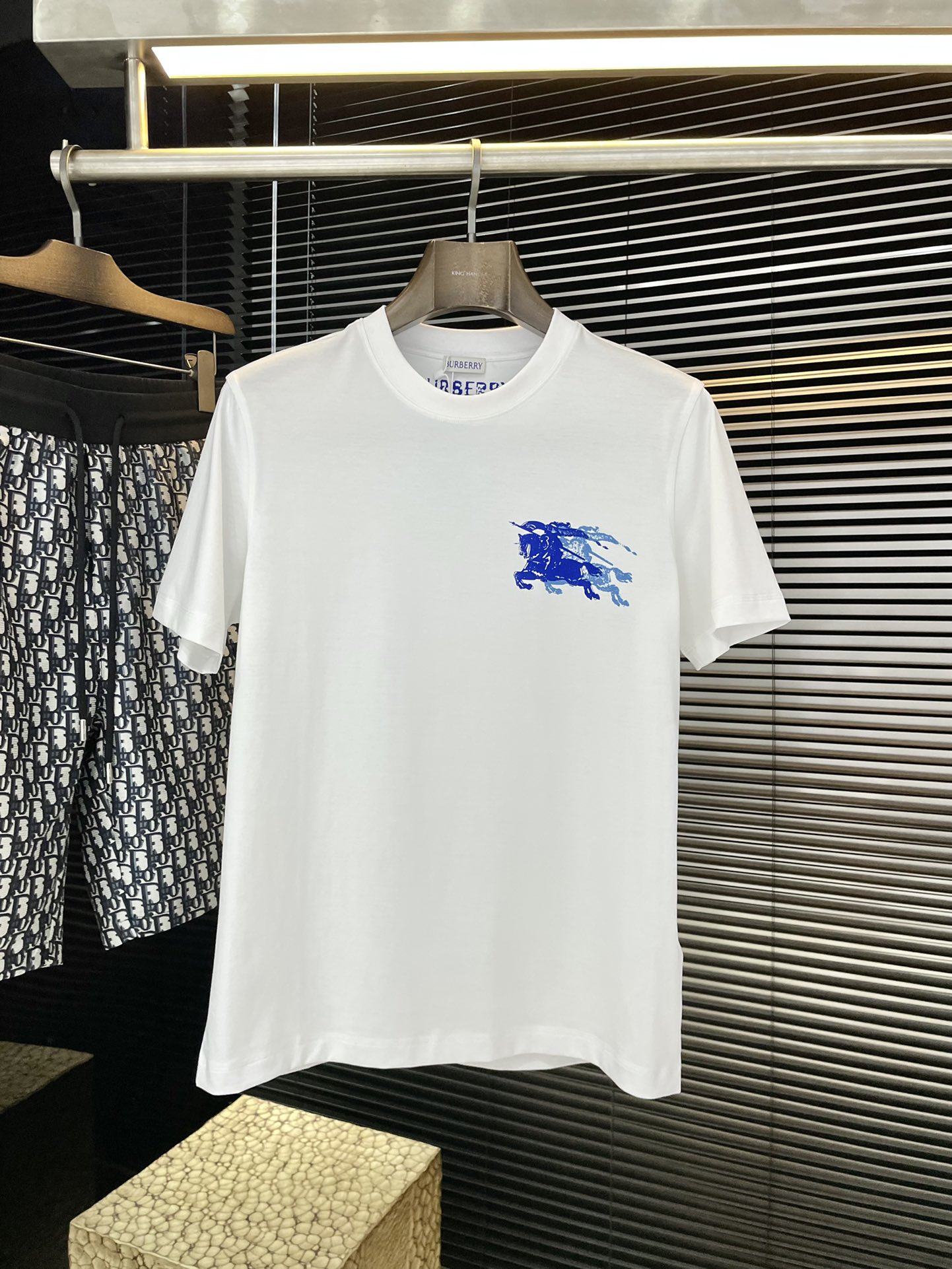 NO:712060,P Burberry series VIP advanced customization 2026 spring and summer new T-shirt, this one is made of soft cotton jersey fabric, with a classic knight logo patch on the chest. The T-shirt can be worn alone, or can be easily paired with sweaters, sweaters and jackets. It is the same style for men and women. Highly recommended!  Size M-3XL,,burberry,burberry,hoodie,sweatshirts,jackets & coats,tees,t-shirt,19860909P  Burberry（巴宝莉）系列 VIP高级定制 2026春夏季新款T恤,这款采用柔软棉质平纹针织面料制作而成,胸前有饰有经典骑士标识贴片,T恤可单独穿着,也可轻松搭配针织衫、卫衣和外套,男女同款,强烈推荐！码数 M-3XL,,burberry,burberry,hoodie,sweatshirts,jackets & coats,tees，t-shirt,,Men's clothing