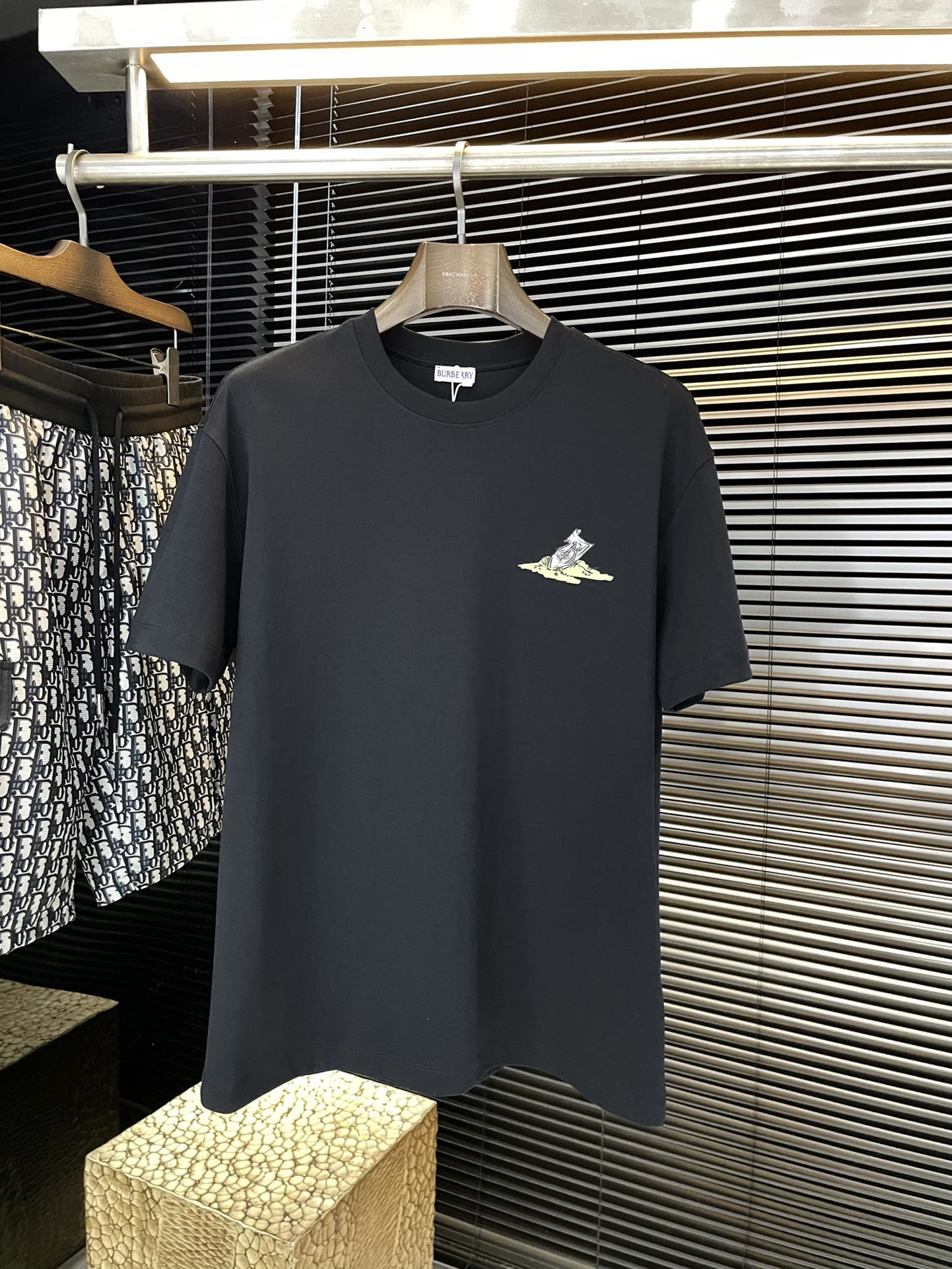 NO:712063,P Burberry series VIP advanced customization 2026 spring and summer new T-shirt, this one is made of soft cotton jersey fabric, with the latest logo printed on the chest and back. The T-shirt can be worn alone, or can be easily paired with sweaters, sweaters and jackets. It is the same style for men and women. Highly recommended!  Size M-3XL,,burberry,burberry,hoodie,sweatshirts,jackets & coats,tees,t-shirt,19860909P  Burberry（巴宝莉）系列 VIP高级定制 2026春夏季新款T恤,这款采用柔软棉质平纹针织面料制作而成,胸前背后都有最新图案标识印花 T恤可单独穿着,也可轻松搭配针织衫、卫衣和外套,男女同款,强烈推荐！码数 M-3XL,,burberry,burberry,hoodie,sweatshirts,jackets & coats,tees，t-shirt,,Men's clothing