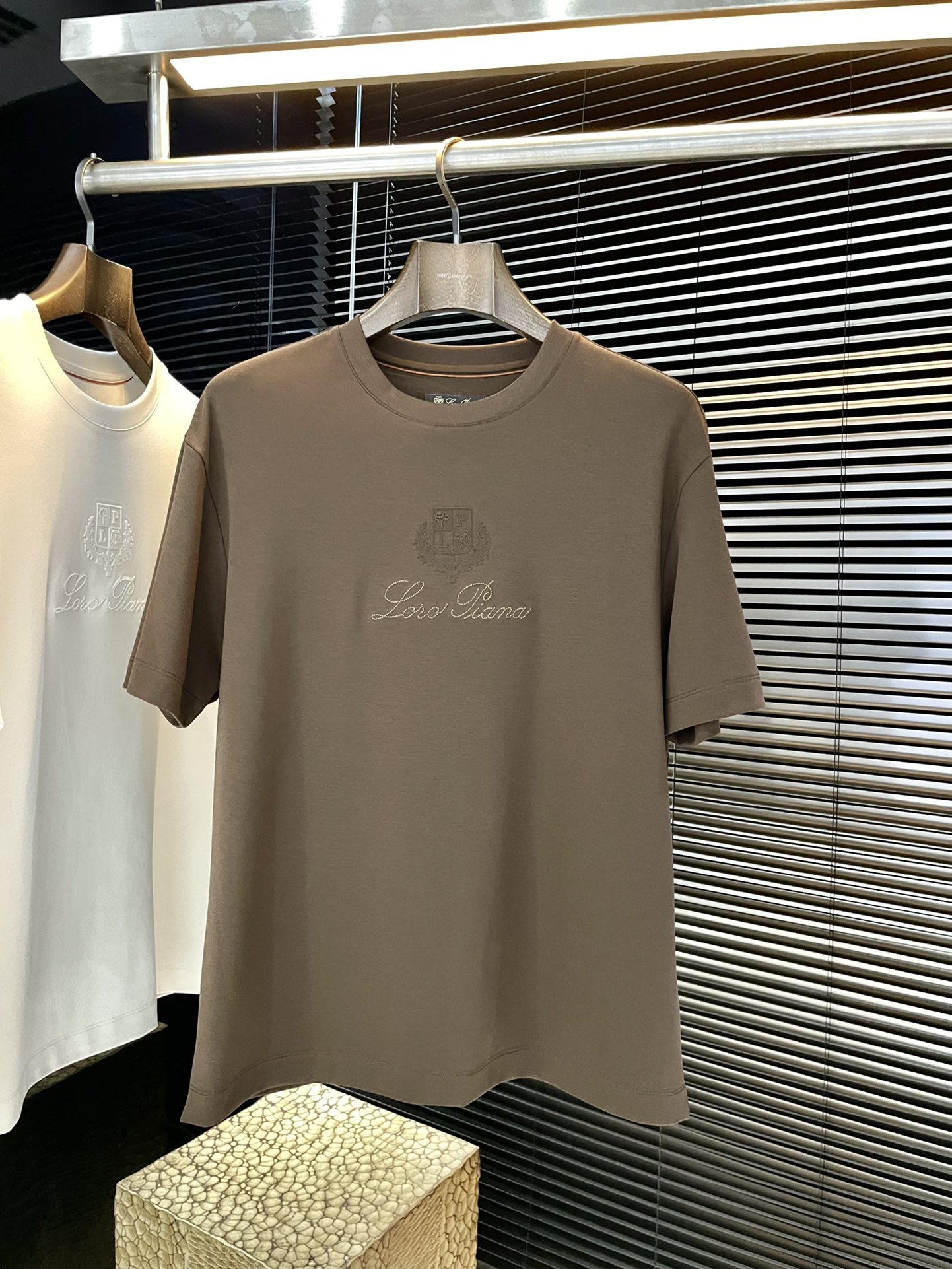 NO:712066,P Loro Piana series VIP advanced customization 2026 spring and summer new T-shirt, this one is made of soft cotton jersey fabric, decorated with classic logo embroidery on the chest. The T-shirt can be worn alone, or can be easily paired with sweaters, sweaters and jackets. It is the same style for men and women. Highly recommended!  Color Black Brown White Size M-3XL,,loro piana,hoodie,sweatshirts,jackets & coats,tees,t-shirt,19860909P  Loro Piana（诺悠翩雅）系列 VIP高级定制 2026春夏季新款T恤,这款采用柔软棉质平纹针织面料制作而成,胸前饰有经典Logo标识刺绣,T恤可单独穿着,也可轻松搭配针织衫、卫衣和外套,男女同款,强烈推荐！颜色 黑色 咖色 白色 码数 M-3XL,,loro piana,hoodie,sweatshirts,jackets & coats,tees，t-shirt,,Men's clothing