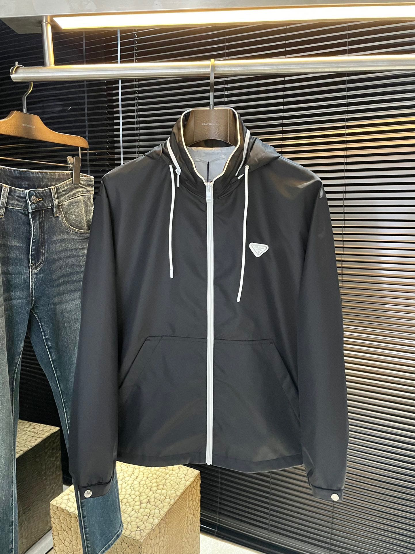 NO:712049,P PRAD is highly recommended!  2025 new autumn products are on sale simultaneously on the official website. Simple and elegant jacket. Imported original high-quality polyester fiber fabric. The sag and gloss are definitely uplifting. The placket design is more youthful and energetic. The workmanship is neat and smooth. All hardware accessories are supplied by customers and have logos. Top accessories. At first glance, it is high-end fabrics. This fabric is custom-woven. It is a good product from a regular factory. There is nothing picky about it. This kind of jacket is for regular wear and is very practical. Size  48-56,,prada,prada,jackets & coats,jackets & coats,19860909P  PRAD（普拉）重磅推荐！2025秋季新品 官网同步发售 简约大方夹克 进口原版高品质聚酯纤维面料,垂度和光泽绝对是提气,门襟设计 更显青春活力,车工走线整齐平整,所有五金附料都是客供带logo顶级配件 一看就是高档的面料 这种面料都是定织的 正规大厂途径出来的好货,无任何有挑剔的地方 这样的一件外套属于常备常穿的,实用性很强.尺码 48-56,,prada,prada,jackets & coats,jackets & coats,,Men's clothing