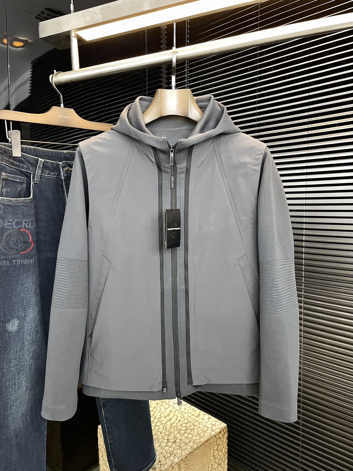 NO:712647,P EmporioArmin-(Armani) highly recommended!  2025 autumn and winter new products are on sale simultaneously on the official website. Simple and elegant charger knitted jacket. Imported original high-quality viscose fabric. The sag and luster are definitely uplifting. The placket design is detachable two-piece design. It is more youthful and energetic. The workmanship is neat and smooth. All hardware accessories are top-notch accessories with logos. At first glance, it is a high-end fabric. This fabric is all custom-woven. It is a good product from a regular factory, and there is nothing picky about it.  This kind of jacket is always worn and very practical. Size 48-56, armani,jackets & coats,jackets & coats,19860909P EmporioArmin-（阿玛尼）重磅推荐！2025秋冬新品 官网同步发售 简约大方冲锋衣针织夹克 进口原版高品质粘纤面料,垂度和光泽绝对是提气,门襟设计 可拆卸两件套设计 更显青春活力,车工走线整齐平整,所有五金附料都是客供带logo顶级配件 一看就是高档的面料 这种面料都是定织的 正规大厂途径出来的好货,无任何有挑剔的地方 这样的一件外套属于常备常穿的,实用性很强.尺码 48-56,,armani,jackets & coats,jackets & coats,,Men's clothing