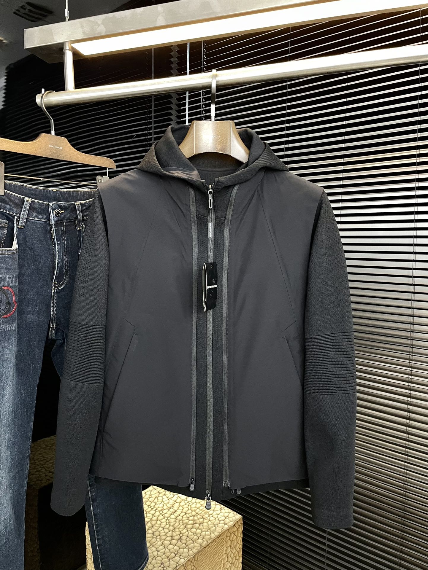 NO:712055,P EmporioArmin-(Armani) highly recommended!  2025 autumn and winter new products are on sale simultaneously on the official website. Simple and elegant charger knitted jacket. Imported original high-quality viscose fabric. The sag and luster are definitely uplifting. The placket design is detachable two-piece design. It is more youthful and energetic. The workmanship is neat and smooth. All hardware accessories are top-notch accessories with logos. At first glance, it is a high-end fabric. This fabric is all custom-woven. It is a good product from a regular factory, and there is nothing picky about it.  This kind of jacket is always worn and very practical. Size 48-56, armani,jackets & coats,jackets & coats,19860909P EmporioArmin-（阿玛尼）重磅推荐！2025秋冬新品 官网同步发售 简约大方冲锋衣针织夹克 进口原版高品质粘纤面料,垂度和光泽绝对是提气,门襟设计 可拆卸两件套设计 更显青春活力,车工走线整齐平整,所有五金附料都是客供带logo顶级配件 一看就是高档的面料 这种面料都是定织的 正规大厂途径出来的好货,无任何有挑剔的地方 这样的一件外套属于常备常穿的,实用性很强.尺码 48-56,,armani,jackets & coats,jackets & coats,,Men's clothing