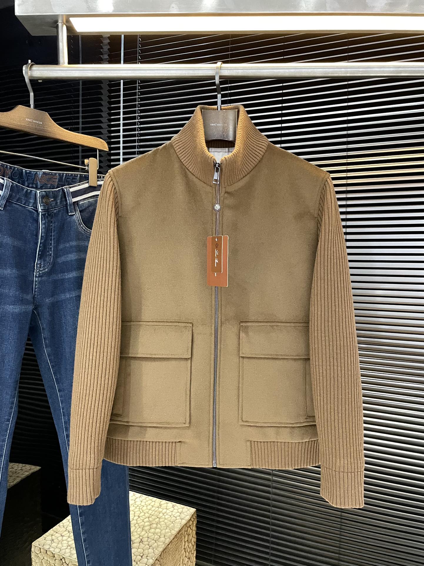 NO:712058,P Loro Piana is highly recommended!  2025 autumn and winter new products are on sale simultaneously on the official website. Simple and elegant jackets and goose down jackets. Imported original high-quality polyester fiber fabrics. The sag and gloss are definitely uplifting. The placket design is more youthful and energetic. The workmanship is neat and smooth. All hardware accessories are top-notch accessories with logos. At first glance, they are high-end fabrics. These fabrics are all custom-woven. They are good products from regular manufacturers, and there is nothing picky about them. This kind of jacket is for regular wear and is very practical. Size  48-56,,loro piana,jackets & coats,jackets & coats,19860909P Loro Piana（诺悠翩雅）重磅推荐！2025秋冬新品 官网同步发售 简约大方夹克鹅绒外套 进口原版高品质聚脂纤维面料,垂度和光泽绝对是提气,门襟设计 更显青春活力,车工走线整齐平整,所有五金附料都是客供带logo顶级配件 一看就是高档的面料 这种面料都是定织的 正规大厂途径出来的好货,无任何有挑剔的地方 这样的一件外套属于常备常穿的,实用性很强.尺码 48-56,,loro piana,jackets & coats,jackets & coats,,Men's clothing