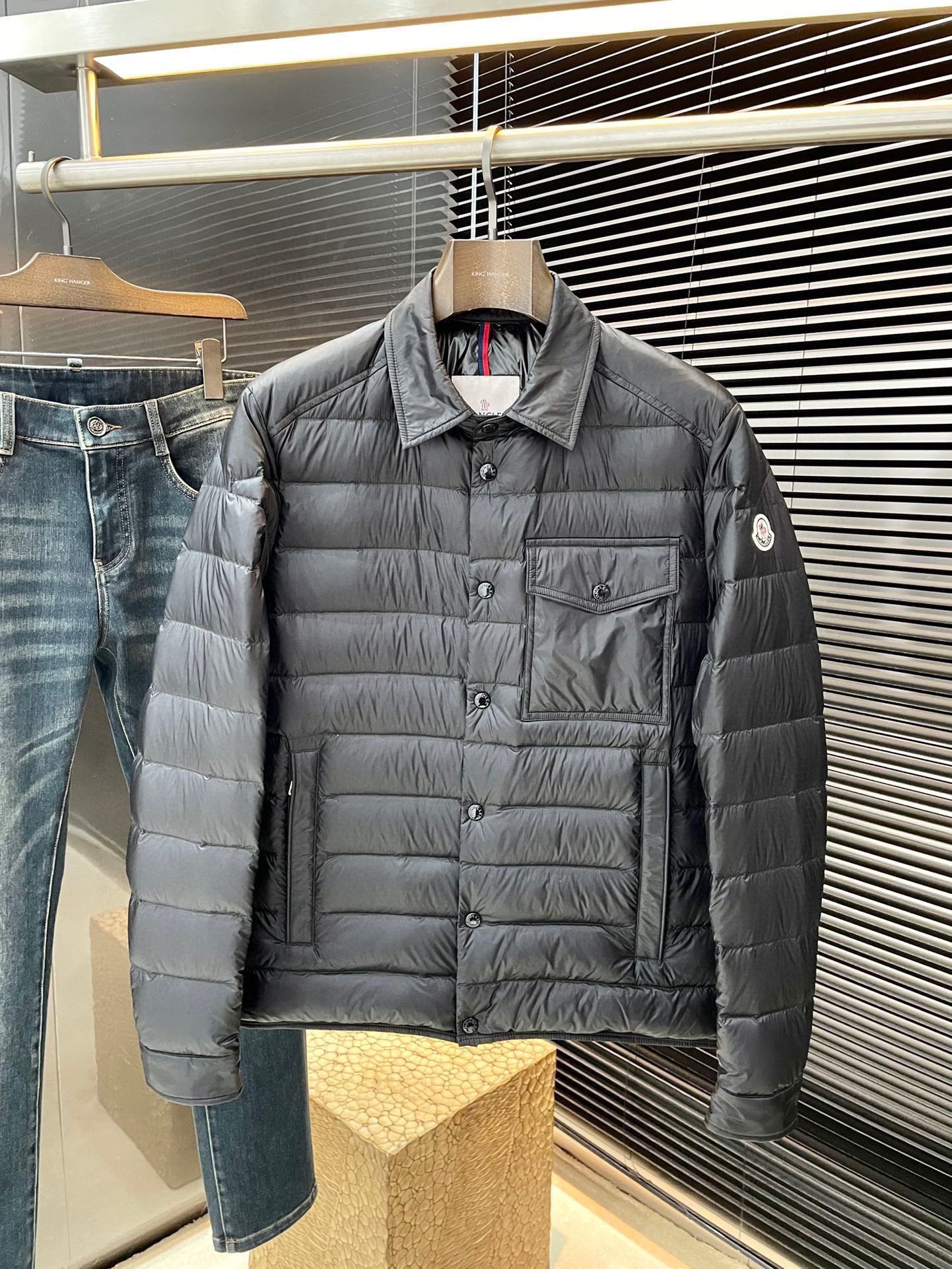 NO:712061,P Monch 2025 winter clothing series to create a handsome man and highlight his masculine temperament. Simple and fashionable commuter down jacket. Top imported waterproof material fabric. The texture is very soft and comfortable against the skin. Delicate and smooth texture. Super good fit. The upper body is super stylish and handsome. The down jacket feels like it is wrapped in a top-notch duvet. It is warm and comfortable. The version is a simple design with three-dimensional cutting. It simply adds points to the whole dress. The whole piece is warm and fluffy.  National standard 90 white duck down filling has good resilience and can rebound immediately after compression. It is very light, delicate and soft. The better the down, the lighter it is, but the fluffy and fluffy ones are fluffy and light. The upper body is warm and stylish without feeling heavy. It is very wearable and does not look bloated. It can well prevent cold wind invasion!  The first choice for high quality. Compare the details and fabrics. You will know what grade of goods we sell!  Size 1 2 3 4 5,,Moncler,down jacket,19860909P  Monch（蒙口）2025冬装系列 打造帅气型男 彰显男士气质 简约时尚通勤羽绒服 顶级进口防水材料面料 质感很轻柔 贴肤都舒适 细腻顺滑质感 超级好版型 上身超级有型的帅气 羽绒服就感觉包裹了一层顶级的羽绒被 温暖而舒适 版型是立体裁剪的设计简约款 简直给整件衣服加分,整件保暖蓬松度高 国标90白鸭绒填充 回弹力好 压缩后能马上立马回弹起来 非常轻盈 细腻柔软 越好的绒是越轻 但是体积蓬松越大的 蓬松轻盈 上身保暖有型 又不会有负重感 实穿性非常强 不显臃肿 可以很好的防止寒风侵袭！高品质首选 大家到时比一比细节 面料 做你就知道我们卖的是什么级别的货色了！尺码 1 2 3 4 5,,Moncler,down jacket,,Men's clothing