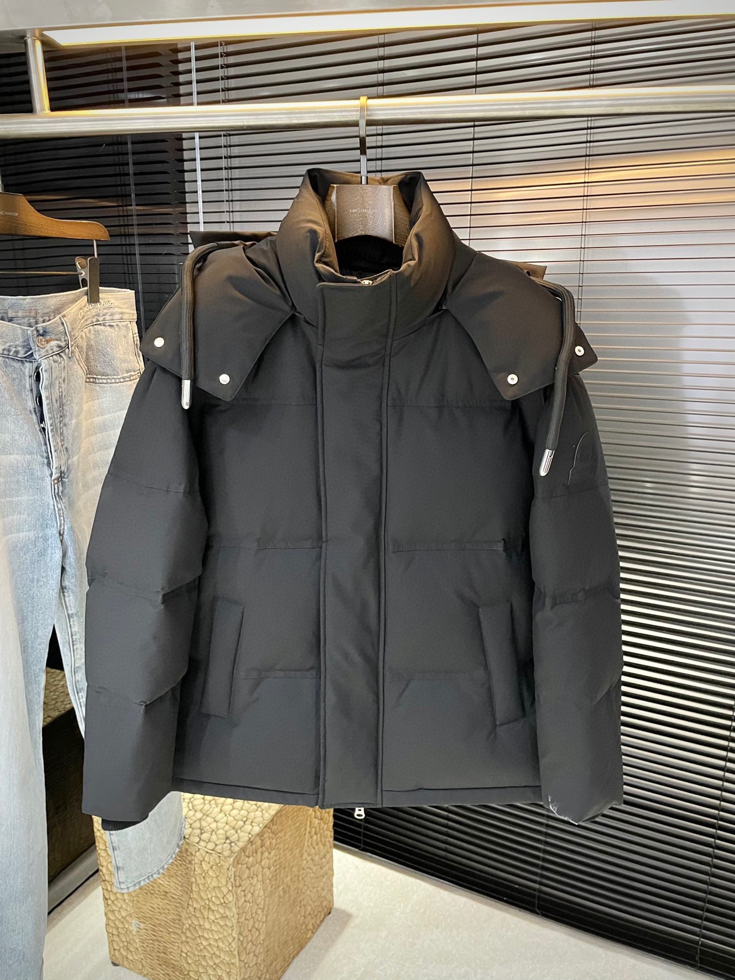 NO:712067,P Gucc (Gucci) 2025 winter clothing series to create a handsome man and highlight his masculine temperament. Simple and fashionable commuter down jacket. Top imported waterproof material fabric. The texture is very soft and comfortable against the skin. Delicate and smooth texture. Super good fit. The upper body is super stylish and handsome. The down jacket feels like it is wrapped in a top-notch down quilt. It is warm and comfortable. The version is a simple design with three-dimensional cutting. It simply adds points to the whole dress. The whole piece is warm and fluffy.  National standard 85 white duck down filling has good resilience and can rebound immediately after compression. It is very light, delicate and soft. The better the down, the lighter it is, but the fluffy and fluffy ones are fluffy and light. The upper body is warm and stylish without feeling heavy. It is very wearable and does not look bloated. It can well prevent cold wind invasion!  The first choice for high quality. Compare the details and fabrics. You will know what grade of goods we sell!  Sizes 48-56 ship next day, gucci, gucci, down jacket,19860909P  Gucc（古驰）2025冬装系列 打造帅气型男 彰显男士气质 简约时尚通勤羽绒服 顶级进口防水材料面料 质感很轻柔 贴肤都舒适 细腻顺滑质感 超级好版型 上身超级有型的帅气 羽绒服就感觉包裹了一层顶级的羽绒被 温暖而舒适 版型是立体裁剪的设计简约款 简直给整件衣服加分,整件保暖蓬松度高 国标85白鸭绒填充 回弹力好 压缩后能马上立马回弹起来 非常轻盈 细腻柔软 越好的绒是越轻 但是体积蓬松越大的 蓬松轻盈 上身保暖有型 又不会有负重感 实穿性非常强 不显臃肿 可以很好的防止寒风侵袭！高品质首选 大家到时比一比细节 面料 做你就知道我们卖的是什么级别的货色了！尺码 48-56隔天出货,,gucci,gucci,down jacket,,Men's clothing